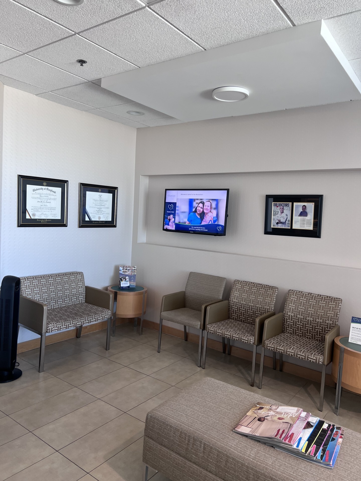 Foto interior de la ubicación en Columbia, Maryland, del Center for Vein Restoration que muestra el área de espera.