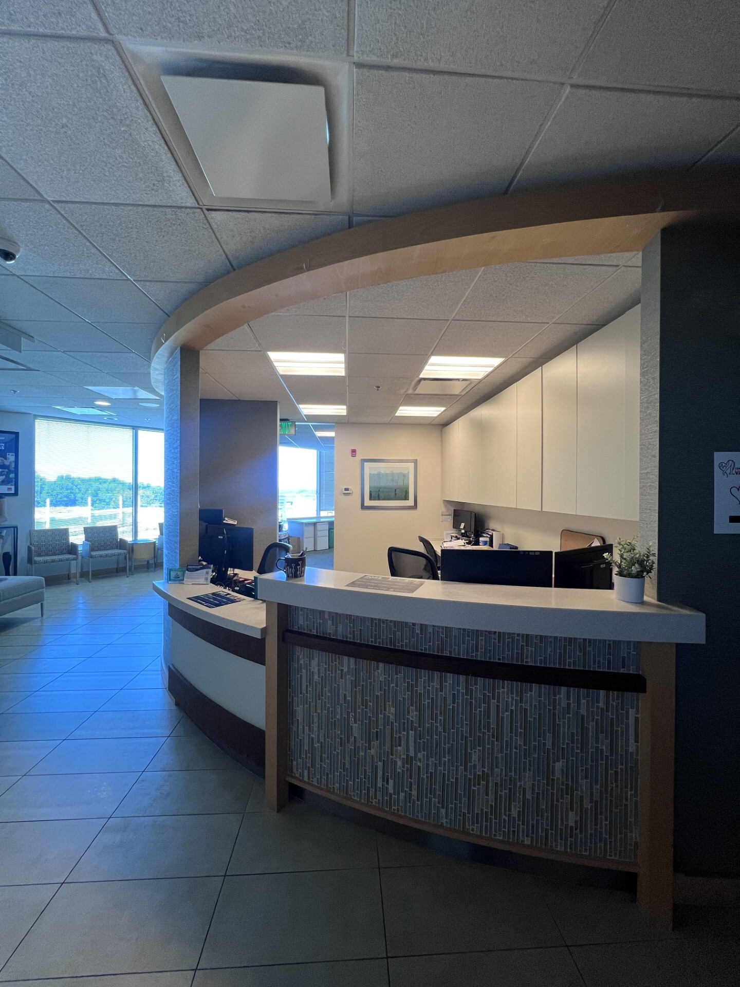 Foto interior de la ubicación en Columbia, Maryland, del Center for Vein Restoration que muestra el mostrador de recepción.