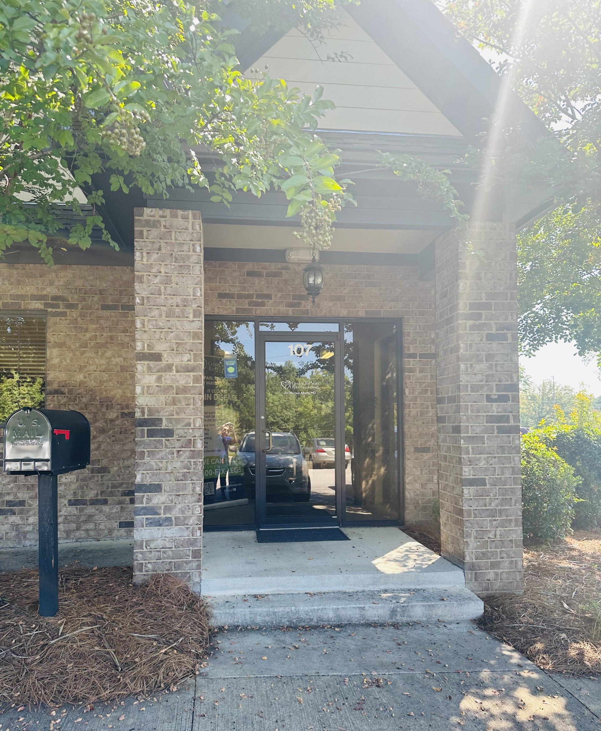 Foto exterior de la ubicación de Center for Vein Restoration en Opelika, Alabama, que muestra la puerta principal.