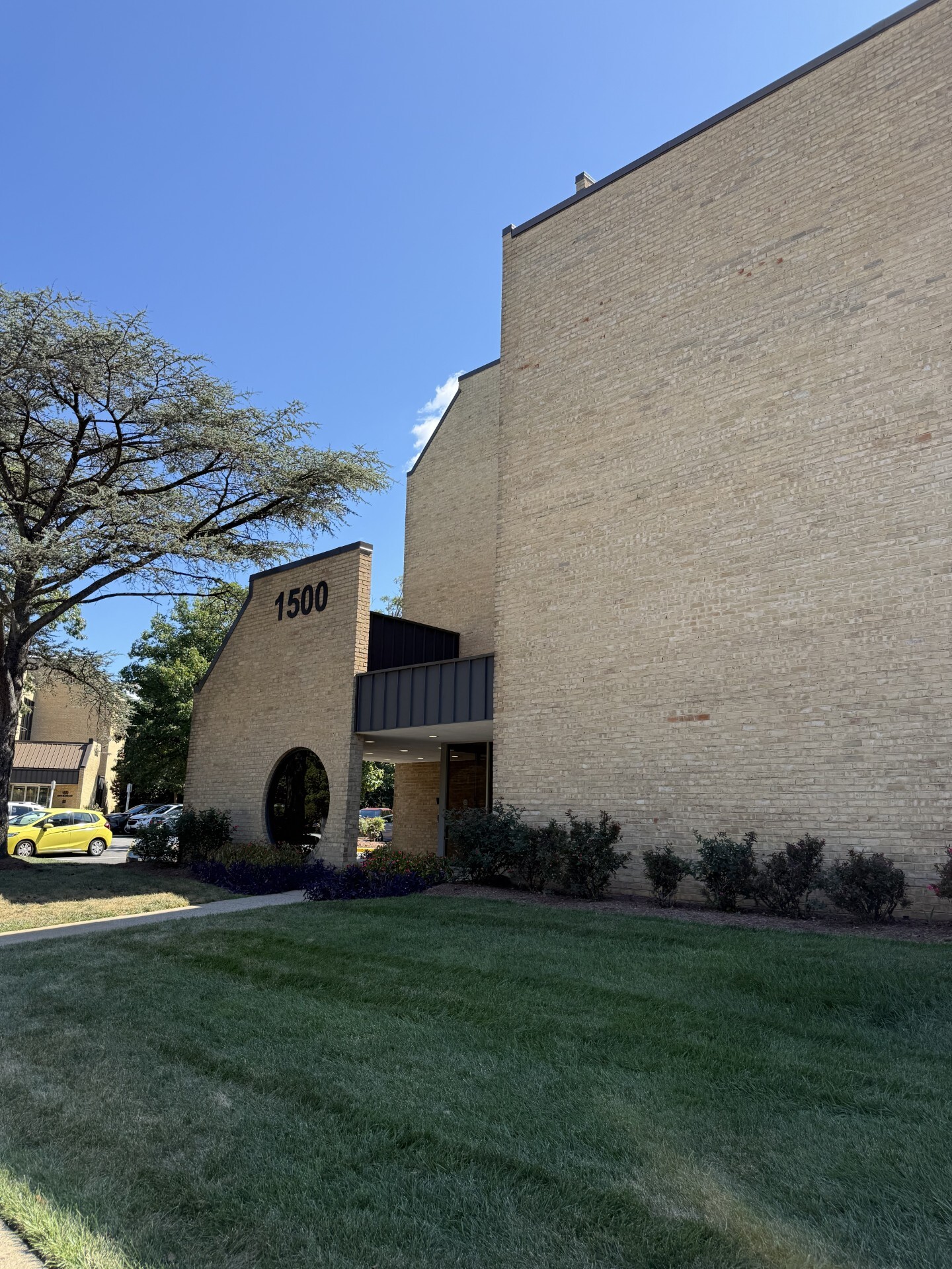 Foto exterior de la sede de Alexandria, VA de Center for Vein Restoration que muestra el exterior del edificio