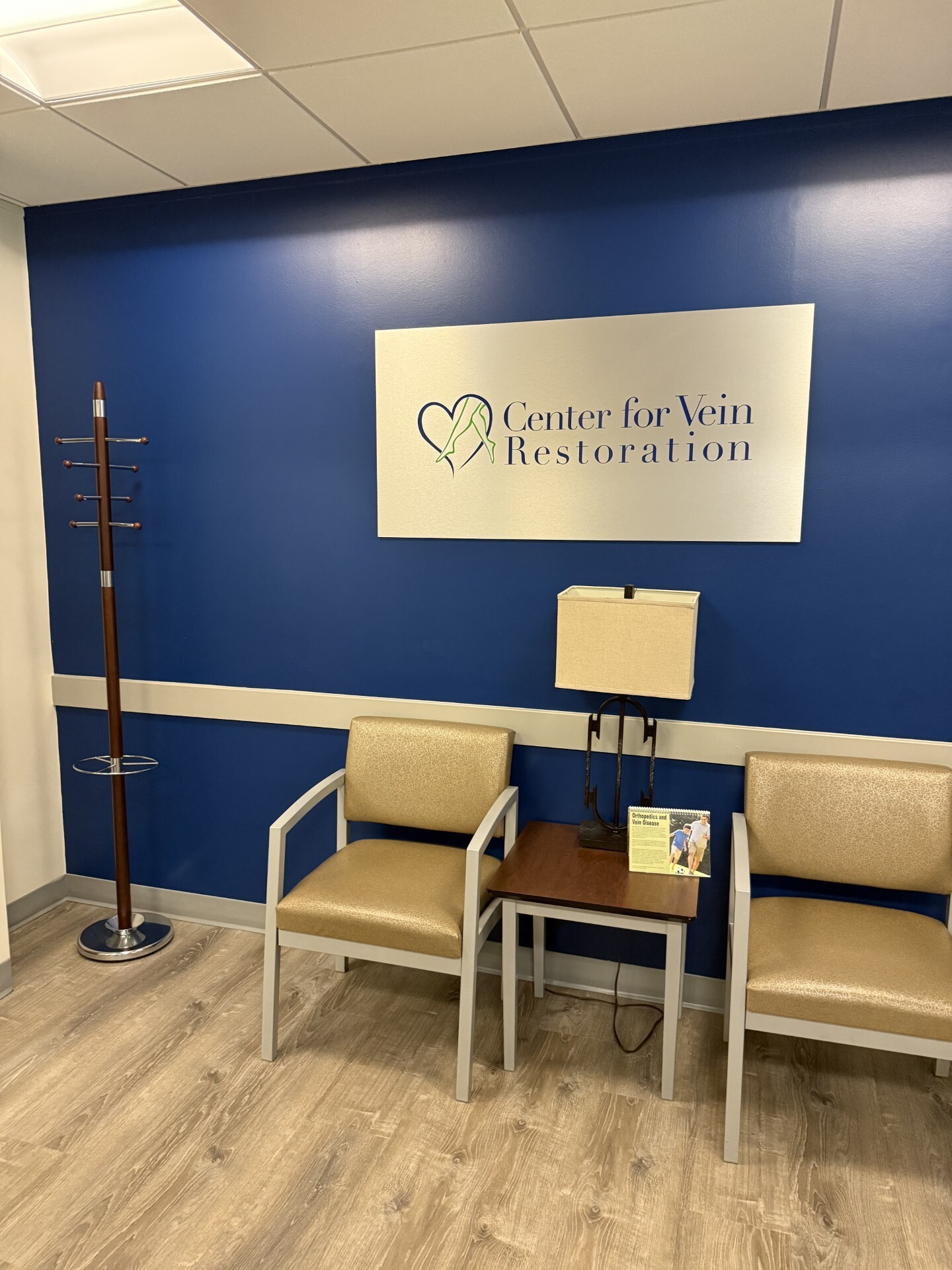 Foto interior de la sede de Alexandria, VA de Center for Vein Restoration que muestra la sala de espera