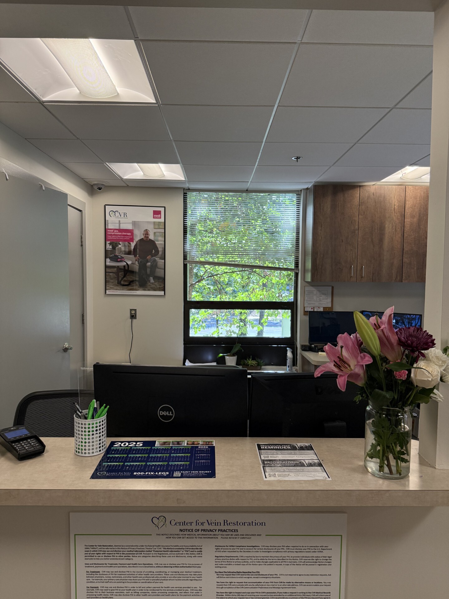 Foto interior de la sede de Alexandria, VA de Center for Vein Restoration que muestra la recepción