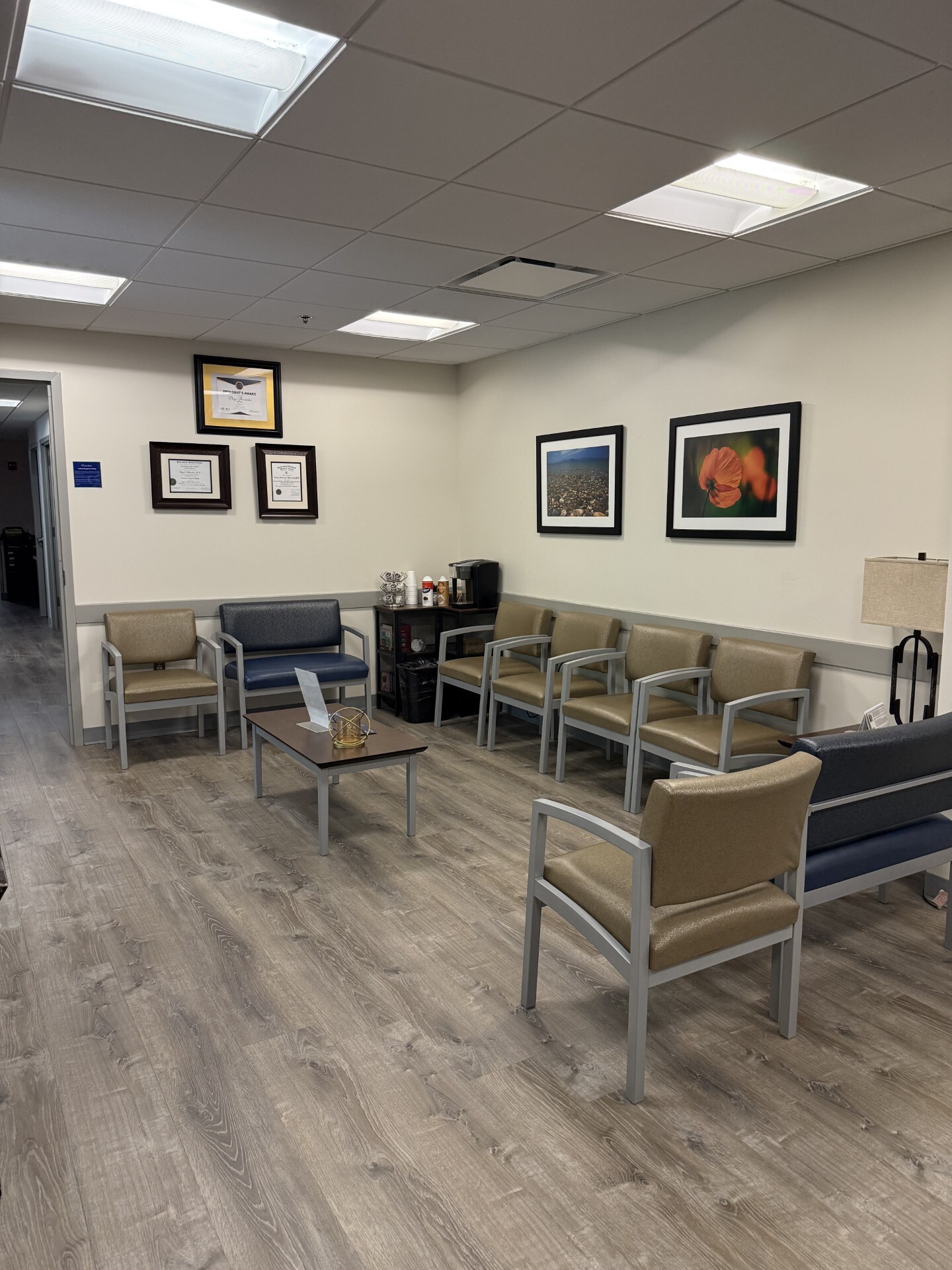 Foto interior de la sede de Alexandria, VA de Center for Vein Restoration que muestra la sala de espera principal