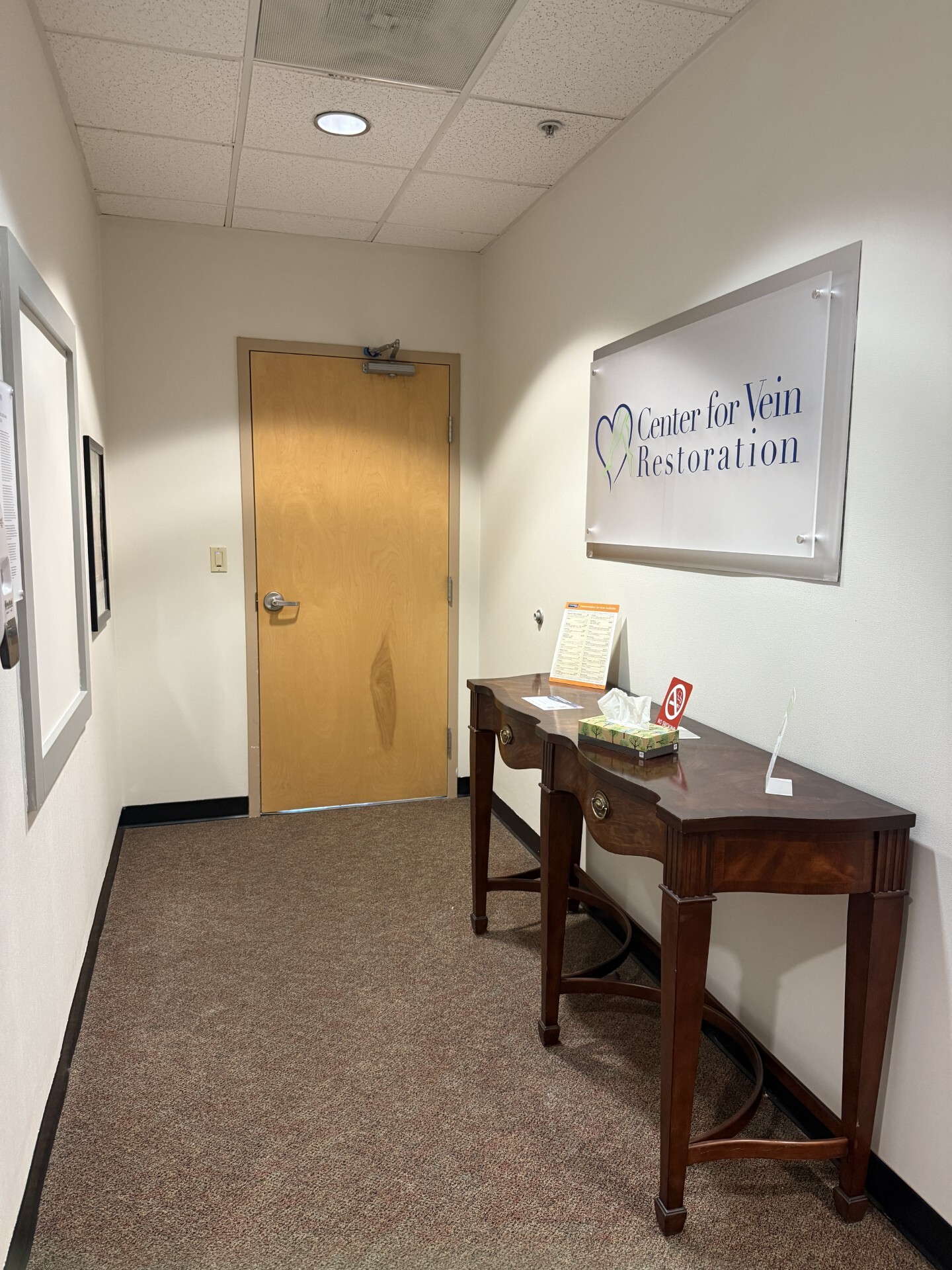 Foto del interior en la ubicación de Mechanicsburg, Pensilvania, del Center for Vein Restoration que muestra la entrada.