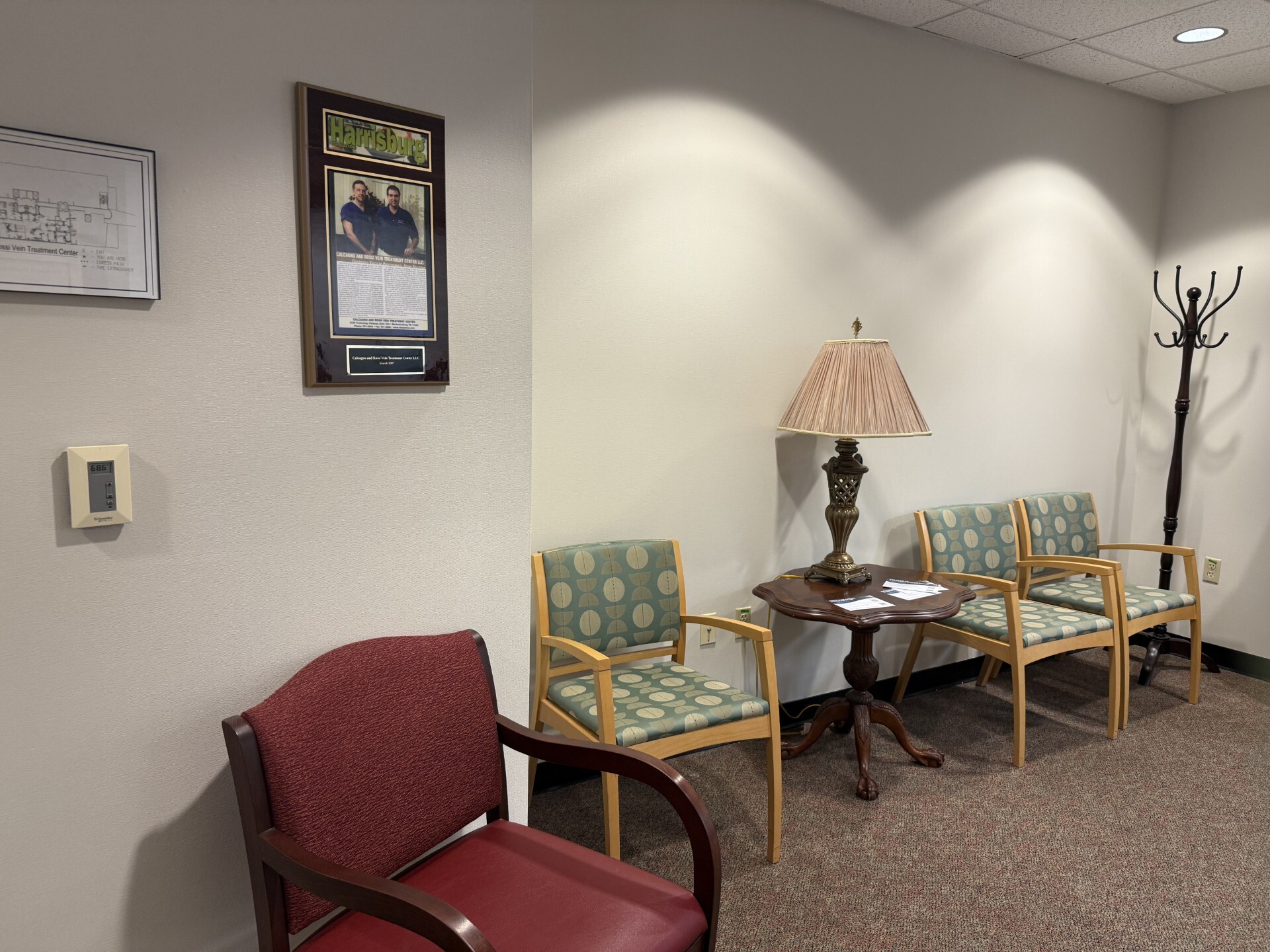 Foto del interior en la ubicación de Mechanicsburg, Pensilvania, del Center for Vein Restoration que muestra la sala de espera.
