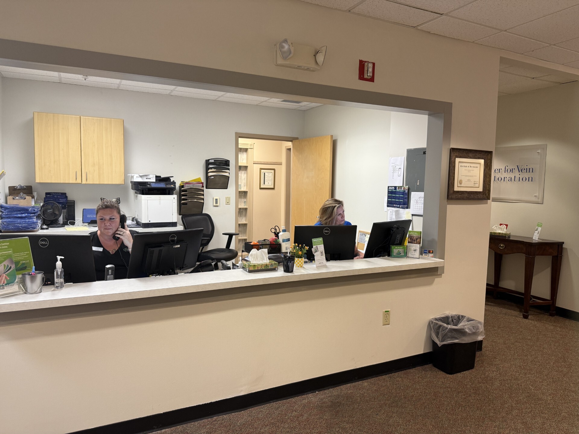 Foto del interior en la ubicación de Mechanicsburg, Pensilvania, del Center for Vein Restoration que muestra la recepción.