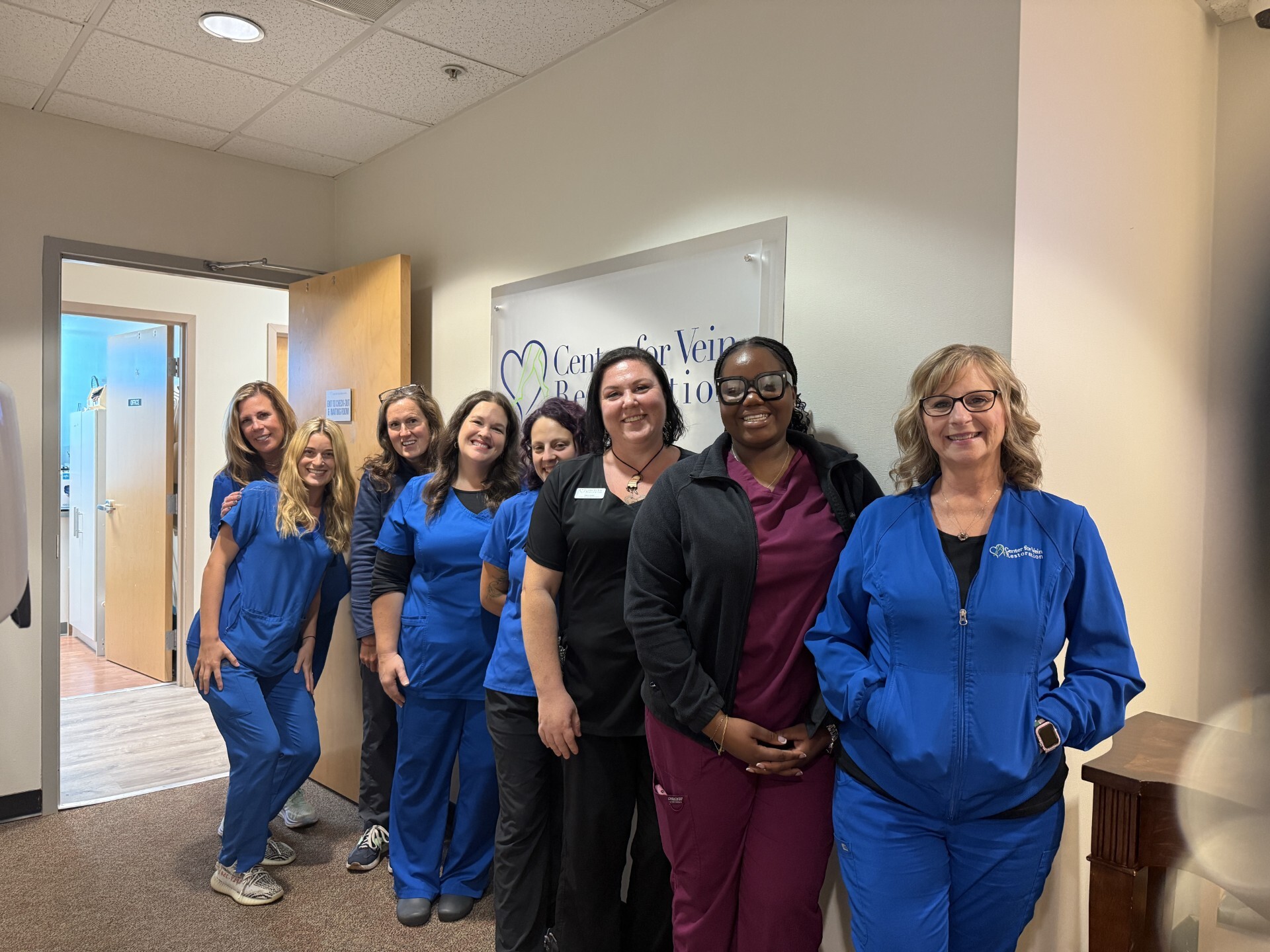 Foto grupal del equipo en la ubicación de Mechanicsburg, Pensilvania, del Center for Vein Restoration.