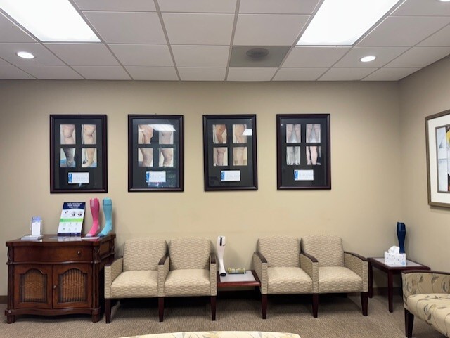 Foto interior de la sede de Winston-Salem, NC de Center for Vein Restoration que muestra la sala de espera