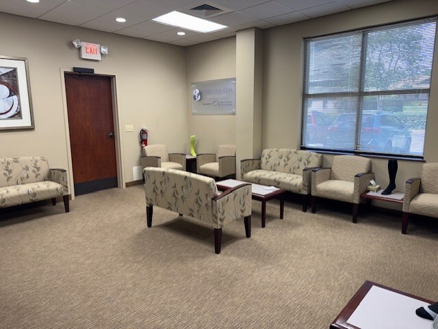 Foto del interior del Center for Vein Restoration en Greensboro, Carolina del Norte, que muestra el área de espera.