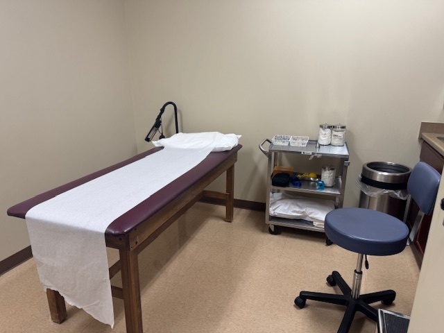 Foto del interior del Center for Vein Restoration en Greensboro, Carolina del Norte, que muestra el área de espera.