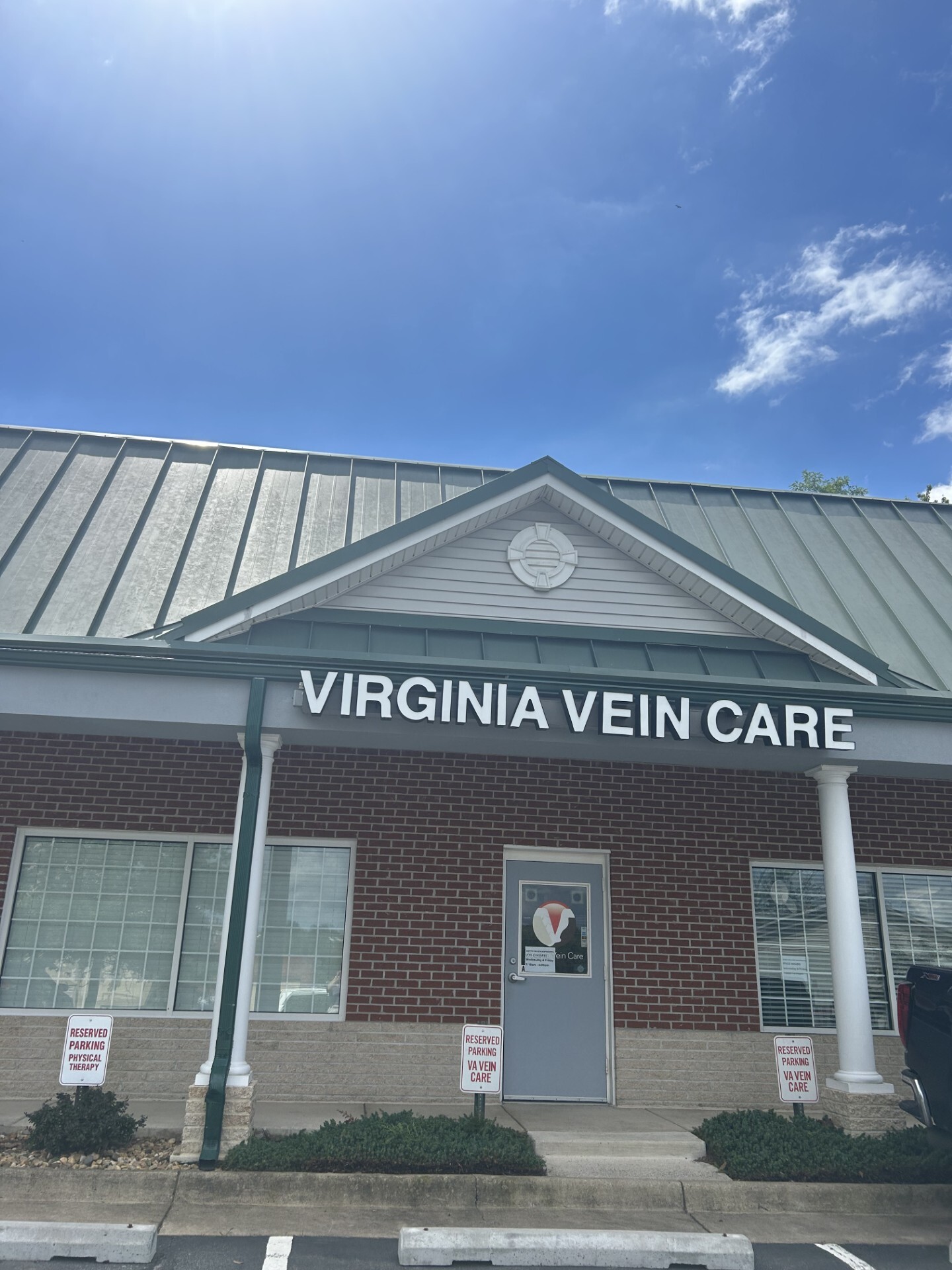 Foto exterior de la ubicación en Purcellville, Virginia, del Center for Vein Restoration que muestra el exterior del edificio.