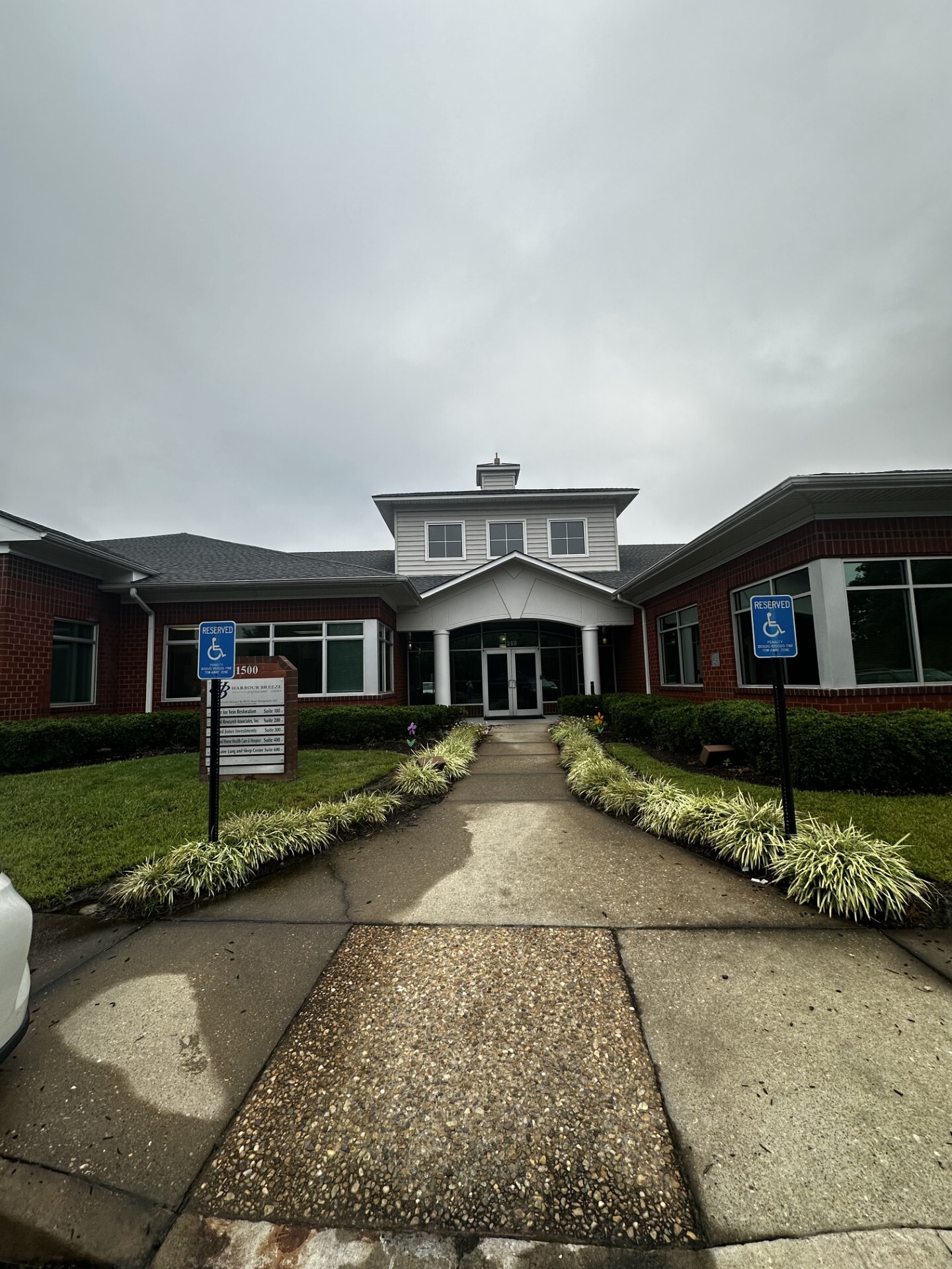 Foto del exterior del Center for Vein Restoration en Suffolk, Virginia, que muestra el exterior del edificio.