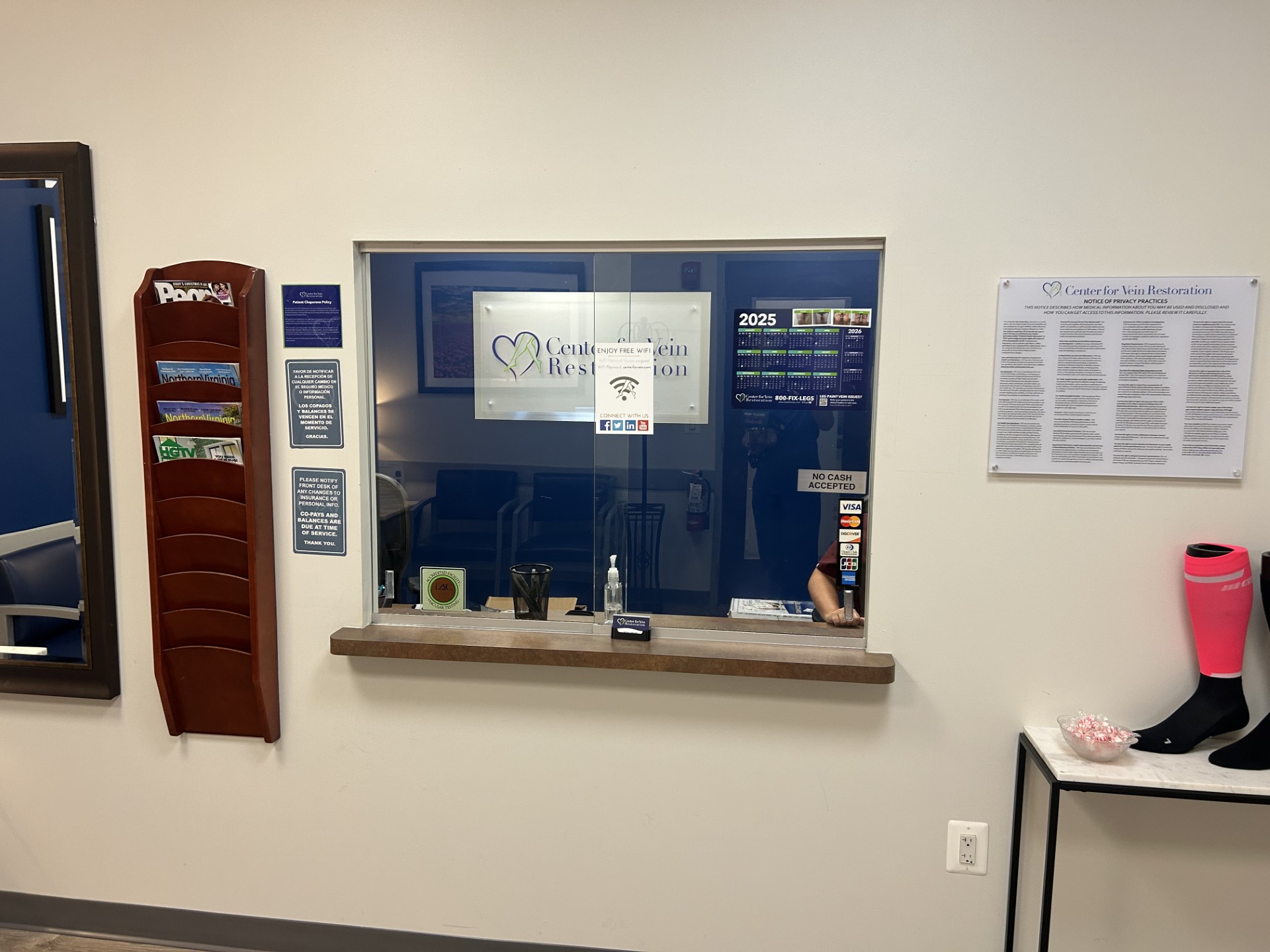 Foto del interior de Center for Vein Restoration en Manassas, Virginia, que muestra la recepción