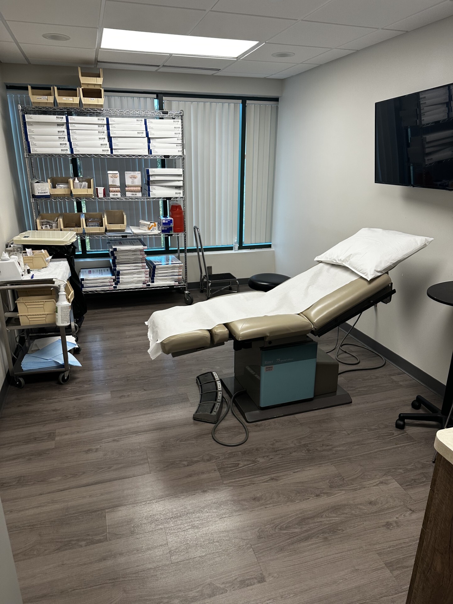 Foto interior de la ubicación en Virginia Beach, Virginia, del Center for Vein Restoration que muestra la sala de examen.