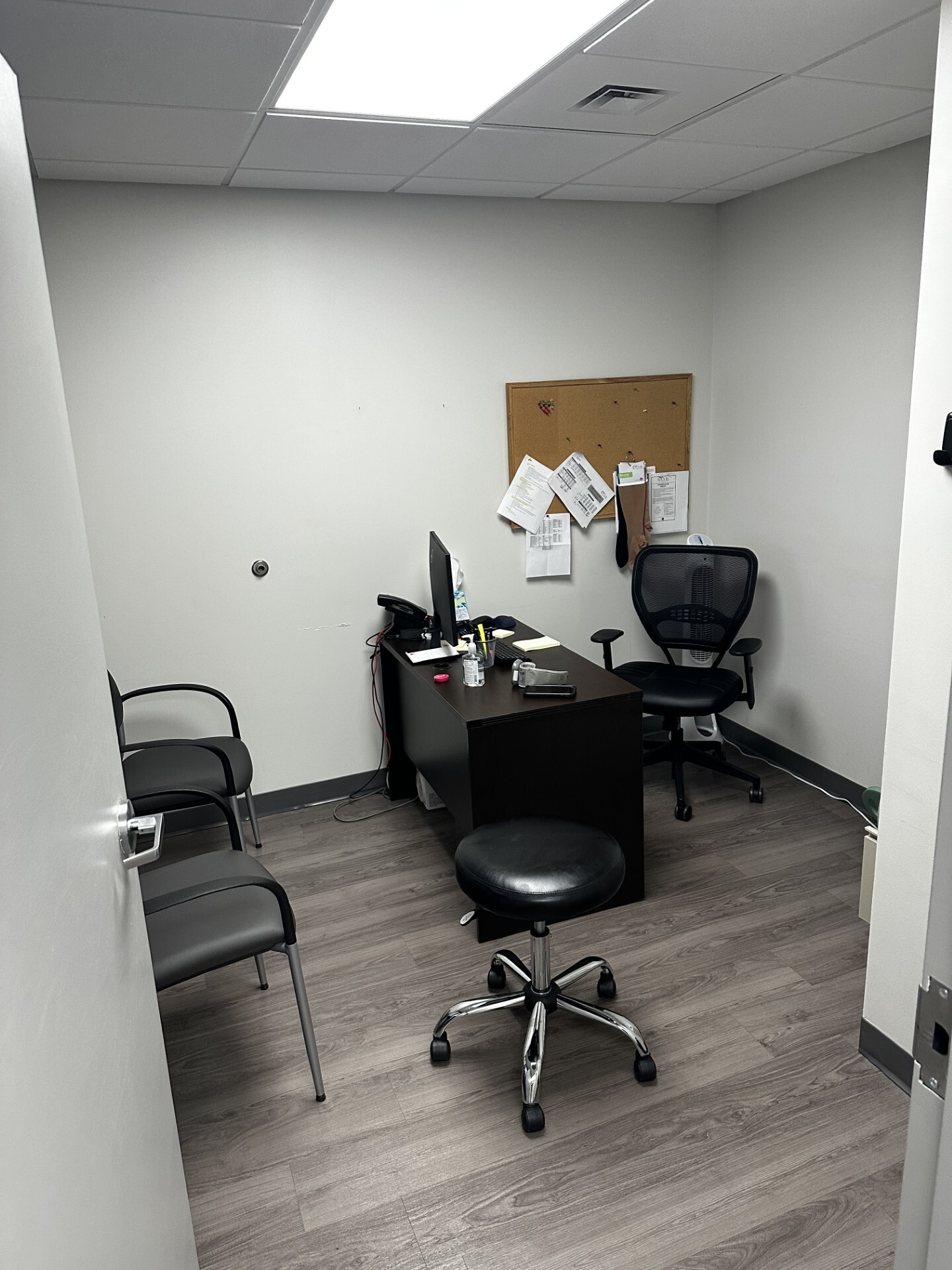 Foto interior de la ubicación en Virginia Beach, Virginia, del Center for Vein Restoration que muestra el escritorio del médico.