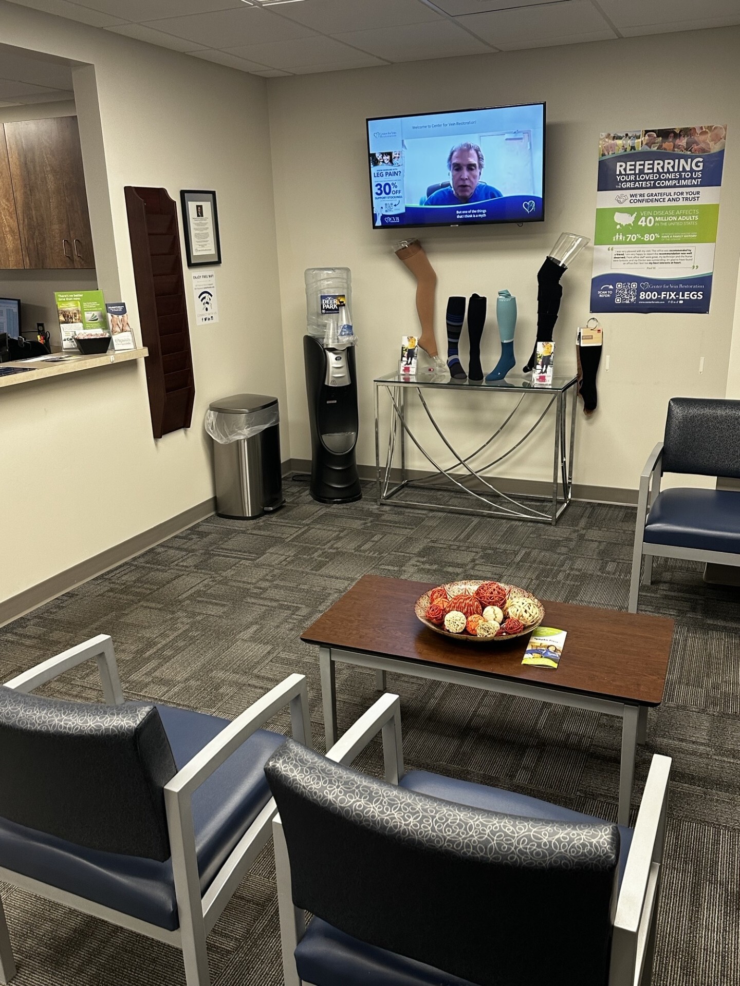 Foto interior de la ubicación en Virginia Beach, Virginia, del Center for Vein Restoration que muestra el área de espera.