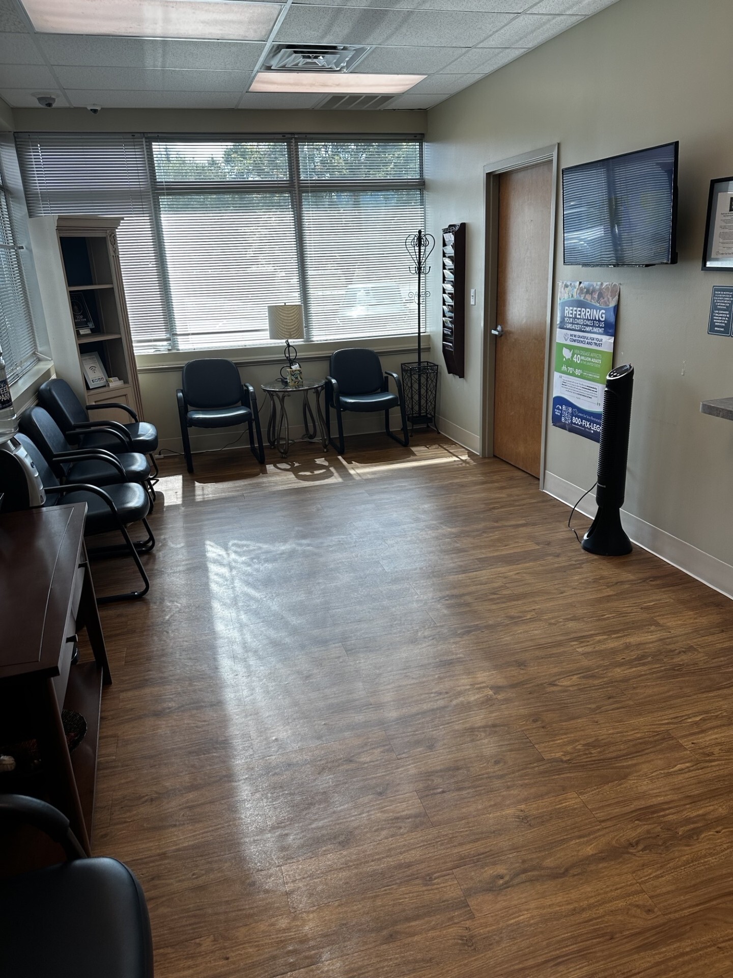 Foto del interior del Center for Vein Restoration en Suffolk, Virginia, que muestra el interior del edificio.