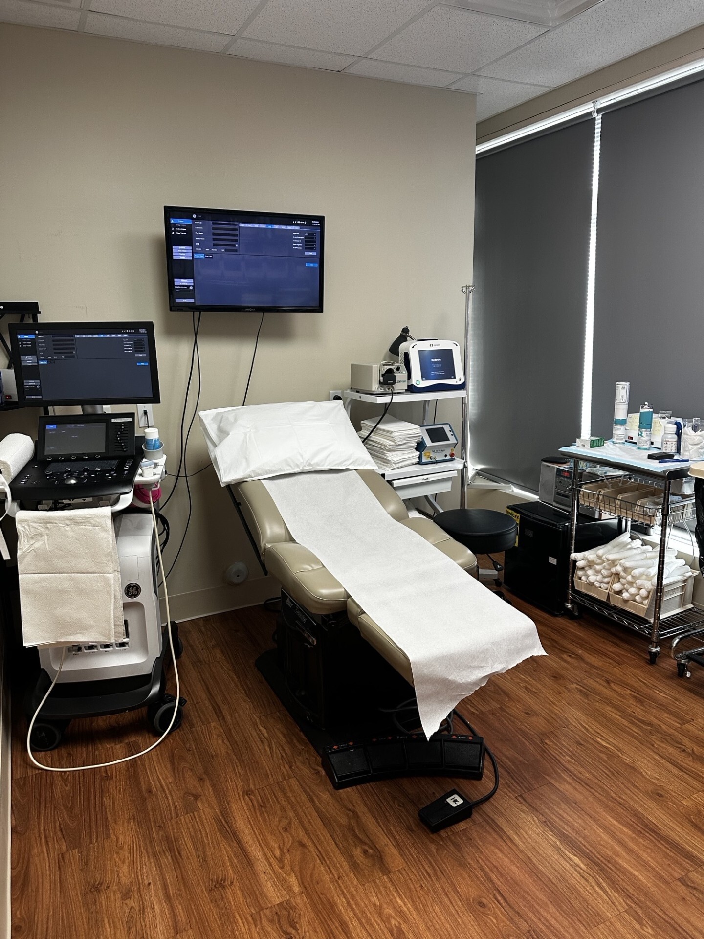 Foto de la sala de procedimientos del Center for Vein Restoration en Suffolk, Virginia, que muestra el interior de la sala.