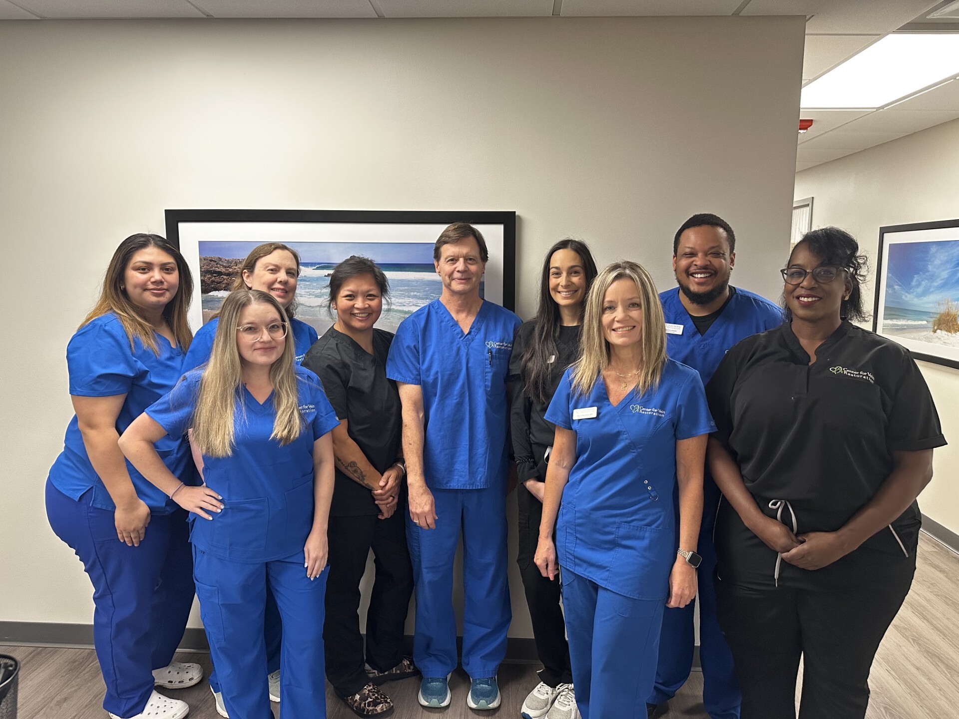 Foto de grupo del equipo en la ubicación de Virginia Beach, Virginia, del Center for Vein Restoration.
