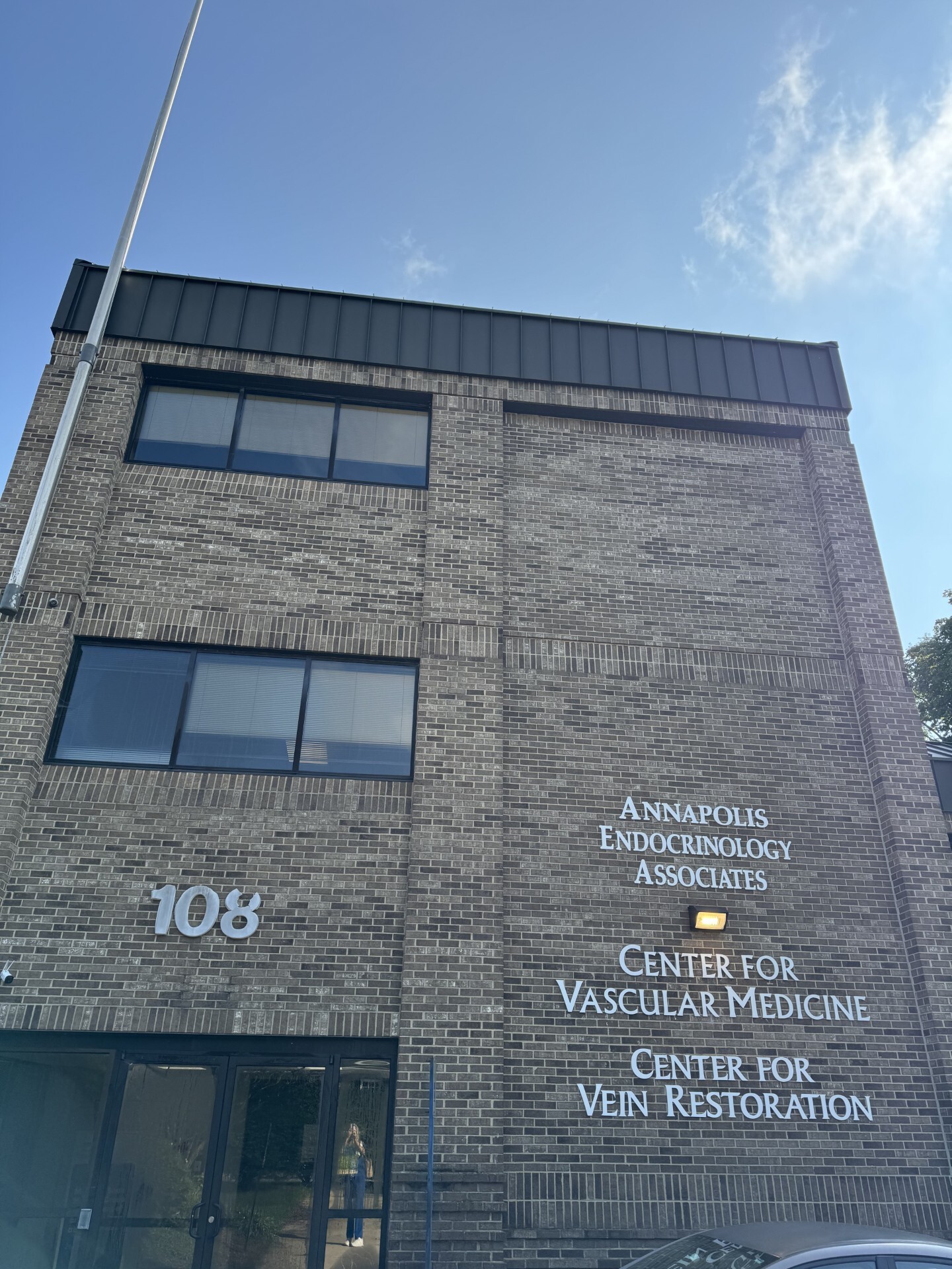 Foto exterior de la ubicación en Annapolis, Maryland, del Center for Vein Restoration que muestra el exterior del edificio.