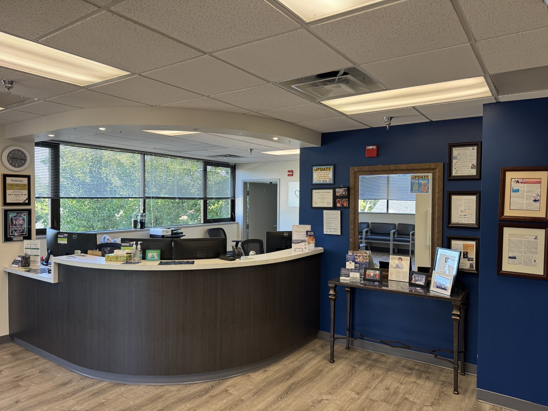 Foto interior de la ubicación en Annapolis, Maryland, del Center for Vein Restoration que muestra el mostrador de recepción.