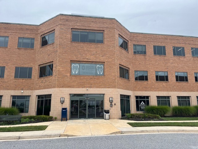 Foto exterior de la ubicación en Rosedale, Maryland, del Center for Vein Restoration que muestra el exterior del edificio.
