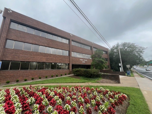 Exterior photo of the Lutherville (Towson), Maryland location of center for Vein Restoration showing the outside of the building