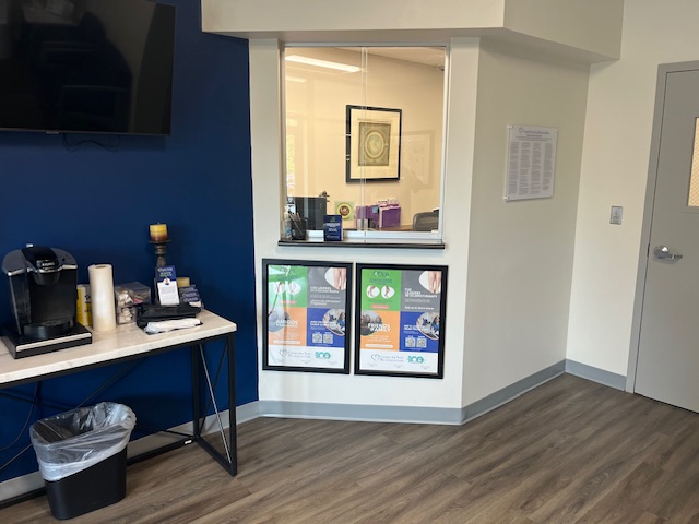 Foto del interior de la ubicación de Center for Vein Restoration en Bel Air, Maryland, que muestra la recepción.