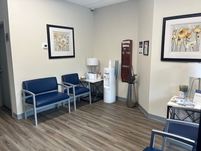 Foto interior de la sede de Center for Vein Restoration en Bel Air, Maryland, que muestra el área de espera.