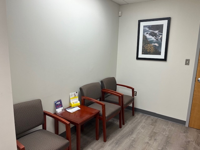 Foto interior de la ubicación en Rosedale, Maryland, del Center for Vein Restoration que muestra el área de espera.