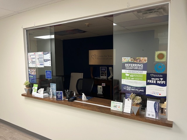 Foto interior de la ubicación en Rosedale, Maryland, del Center for Vein Restoration que muestra el mostrador de recepción.
