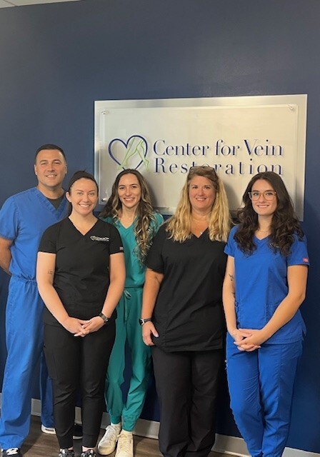 Foto de grupo del equipo en la sede de Center for Vein Restoration en Bel Air, Maryland.