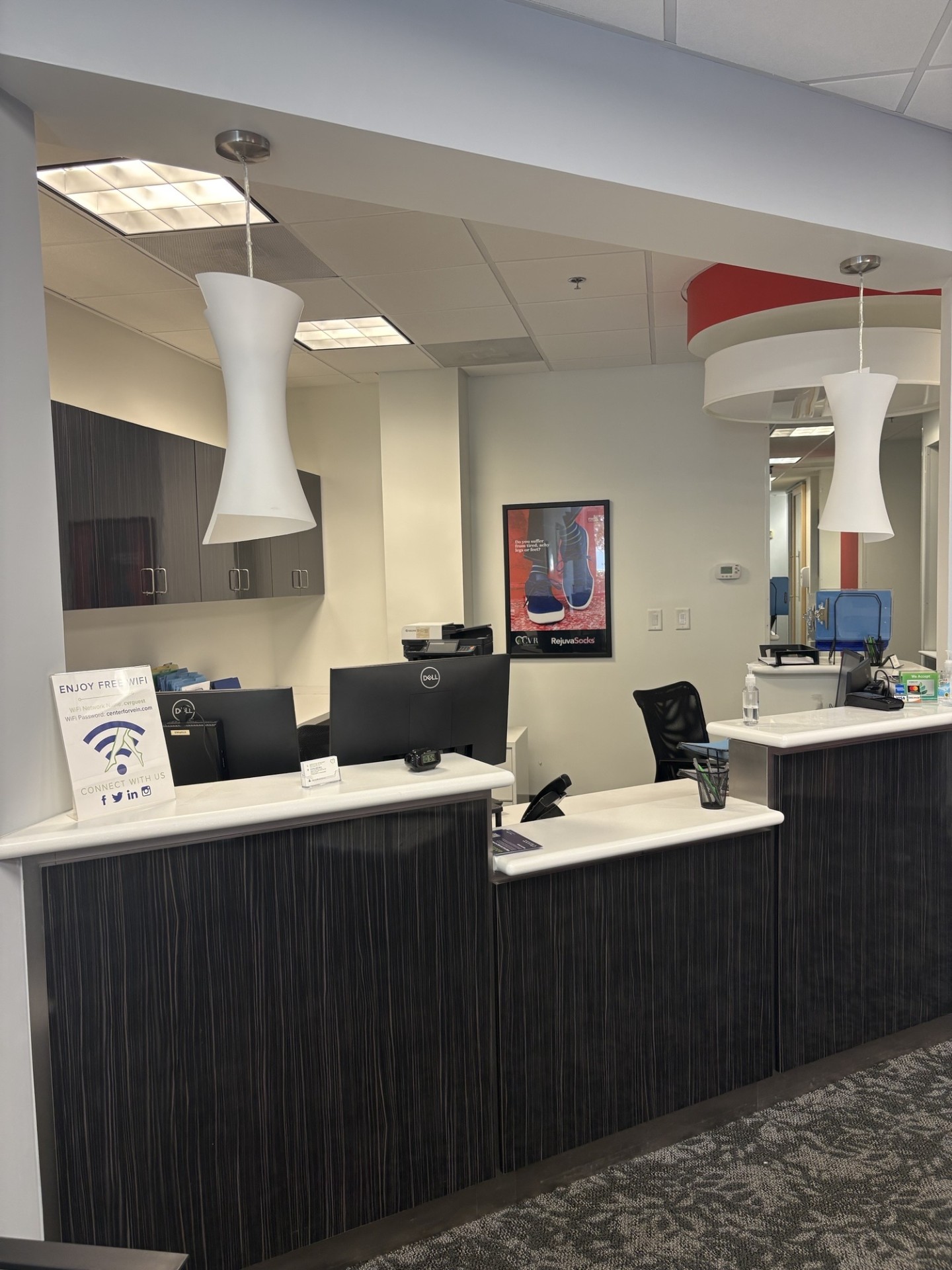 Foto del interior de Center for Vein Restoration en Camp Creek, Georgia, que muestra la recepción