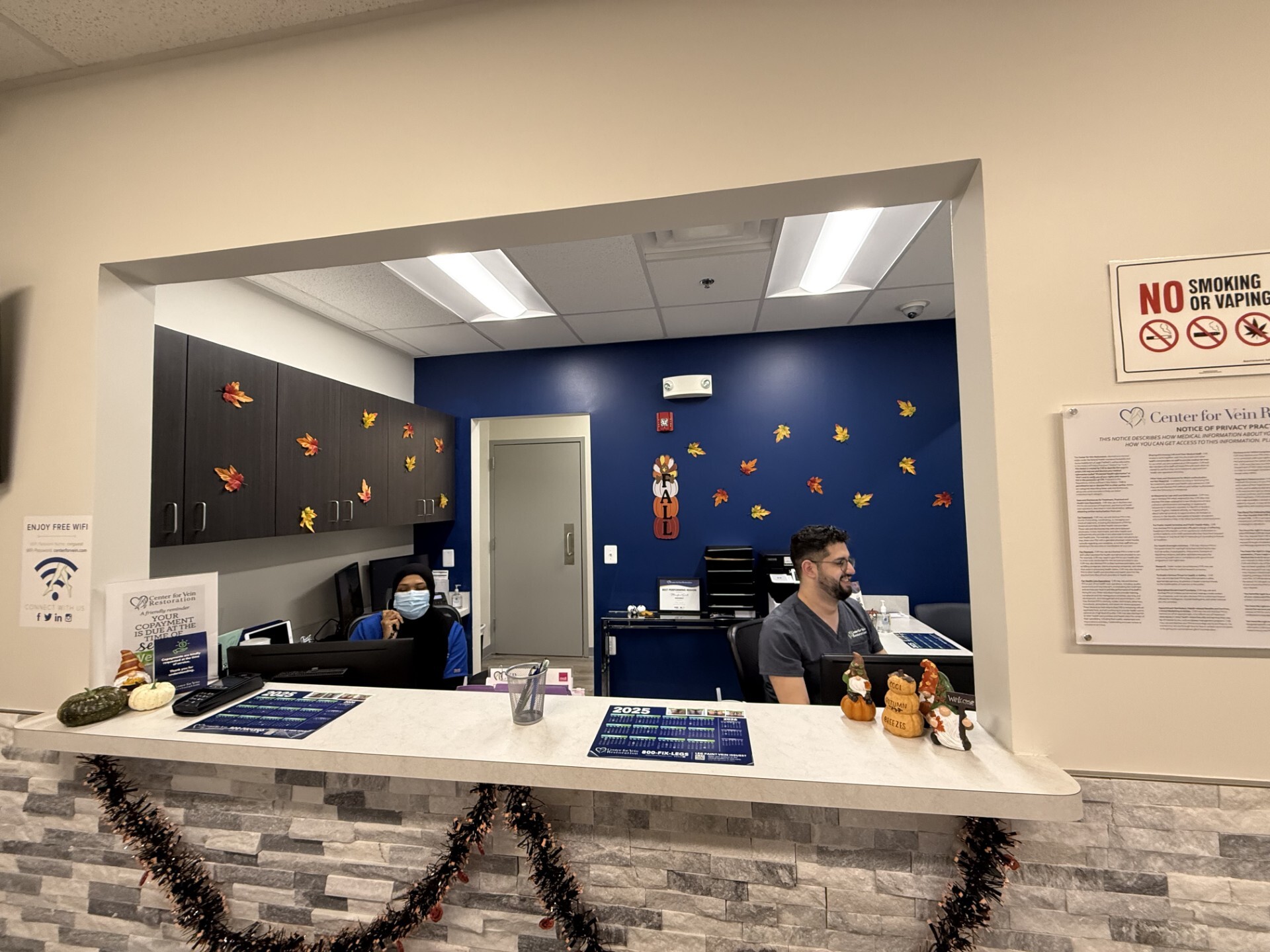 Foto interior de la ubicación en Greenbelt, Maryland, del Center for Vein Restoration que muestra el mostrador principal.