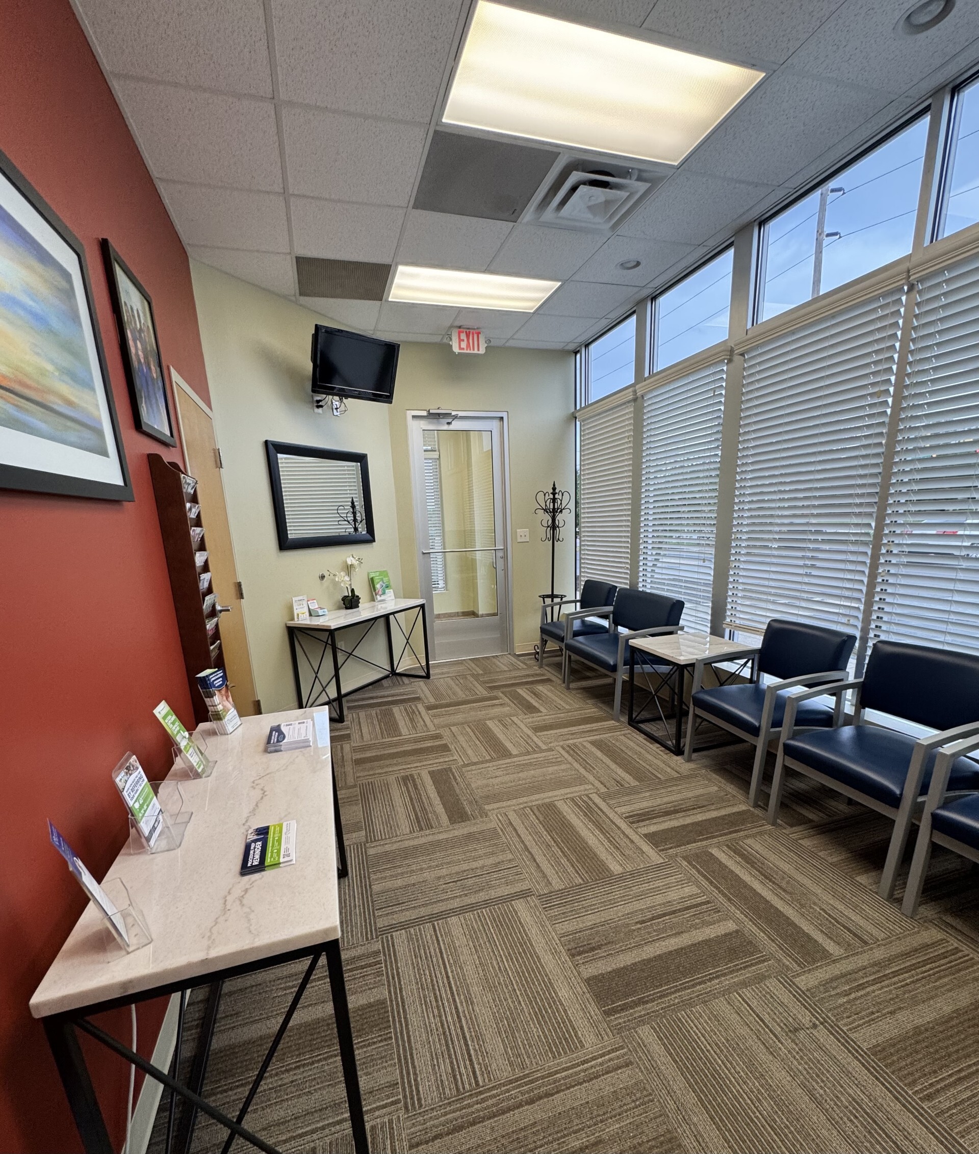 Foto interior de la ubicación en Greenwood, Indiana, del Center for Vein Restoration que muestra el área de espera.