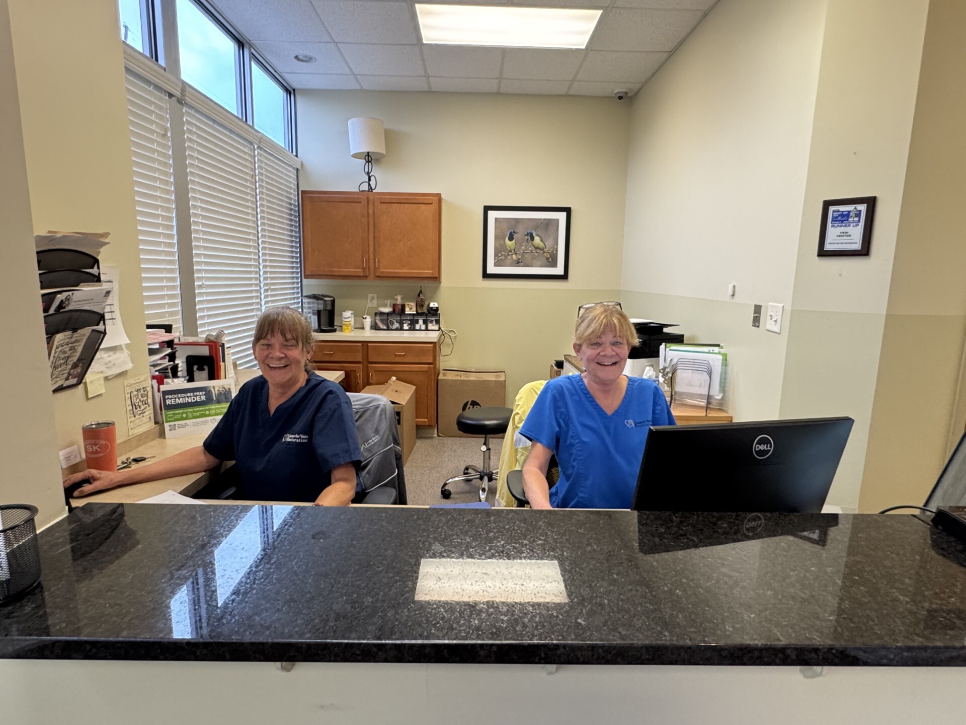 Foto interior de la ubicación en Greenwood, Indiana, del Center for Vein Restoration que muestra el mostrador de recepción.