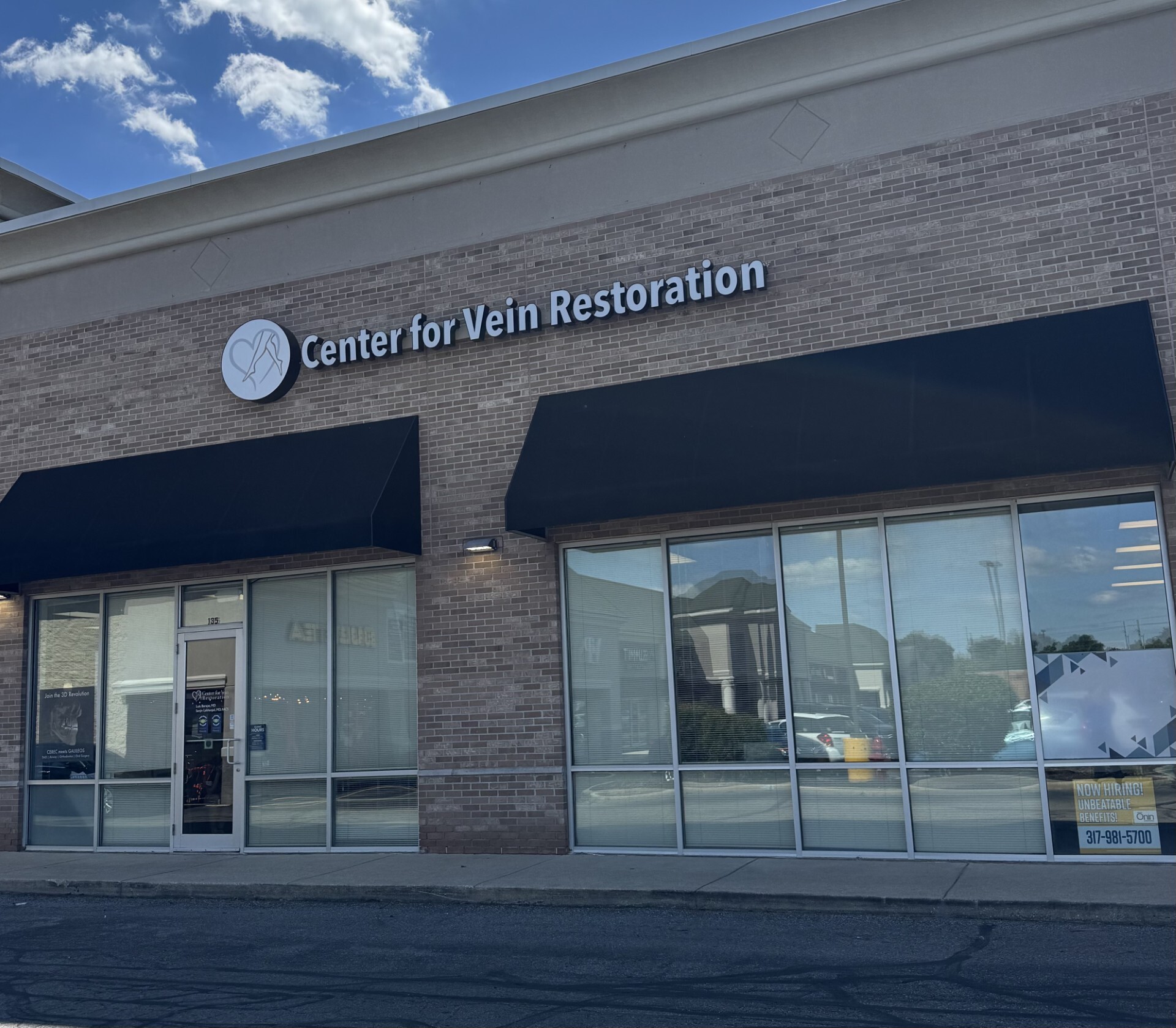 Foto exterior de la ubicación en Avon, Indiana, del Center for Vein Restoration que muestra el exterior del edificio.