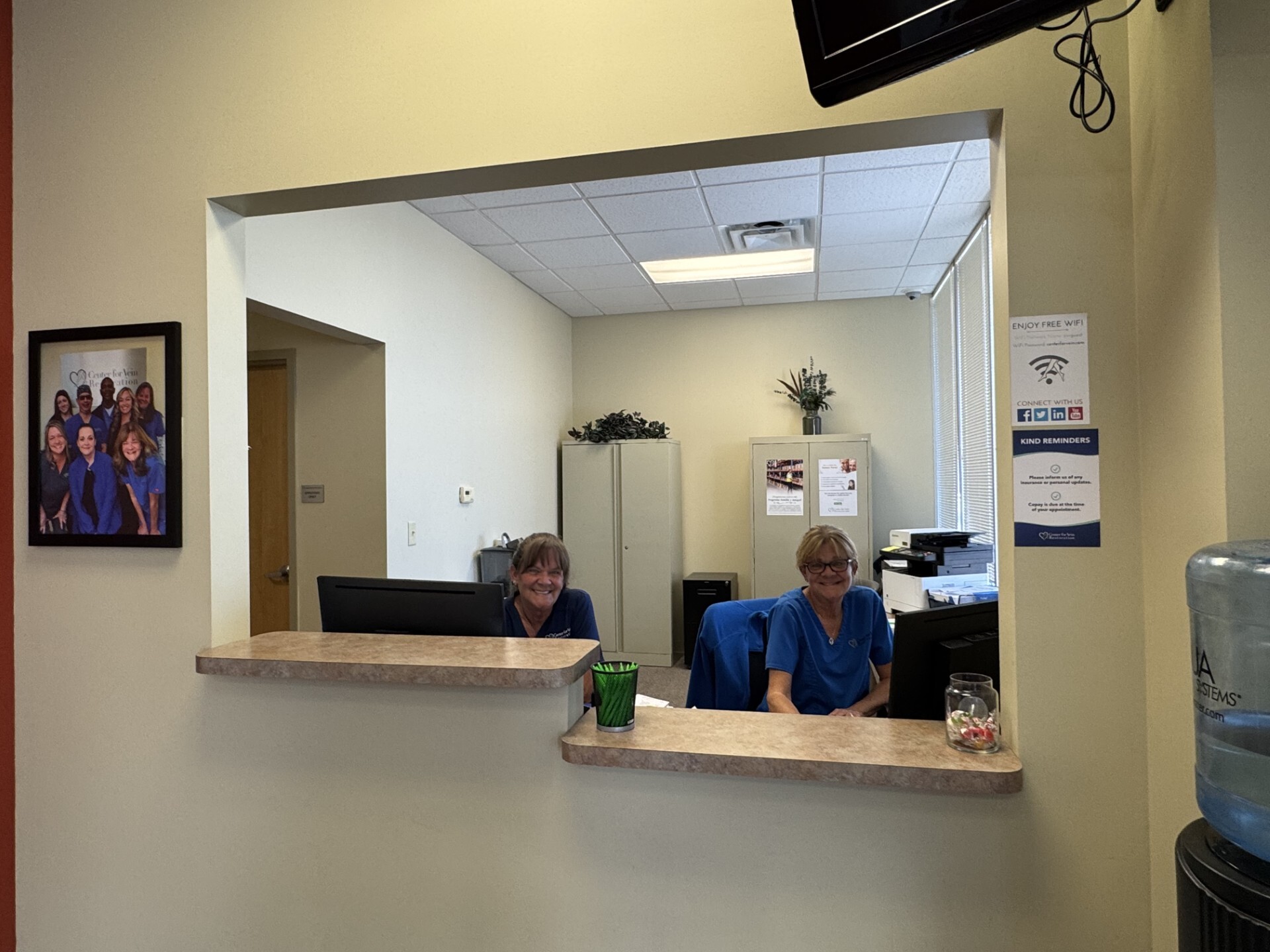 Foto interior de la ubicación en Avon, Indiana, del Center for Vein Restoration que muestra el mostrador de recepción.
