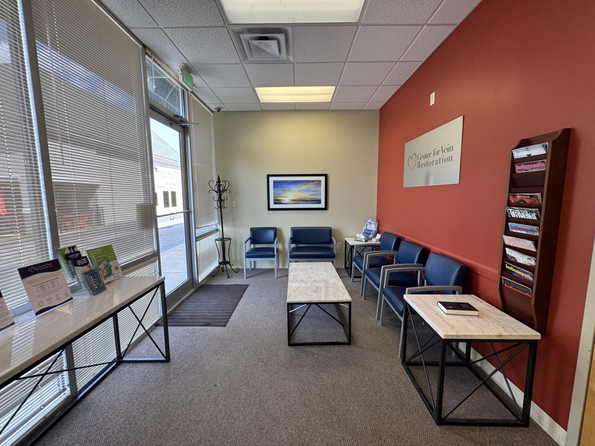 Foto interior de la ubicación en Avon, Indiana, del Center for Vein Restoration que muestra el área de espera.