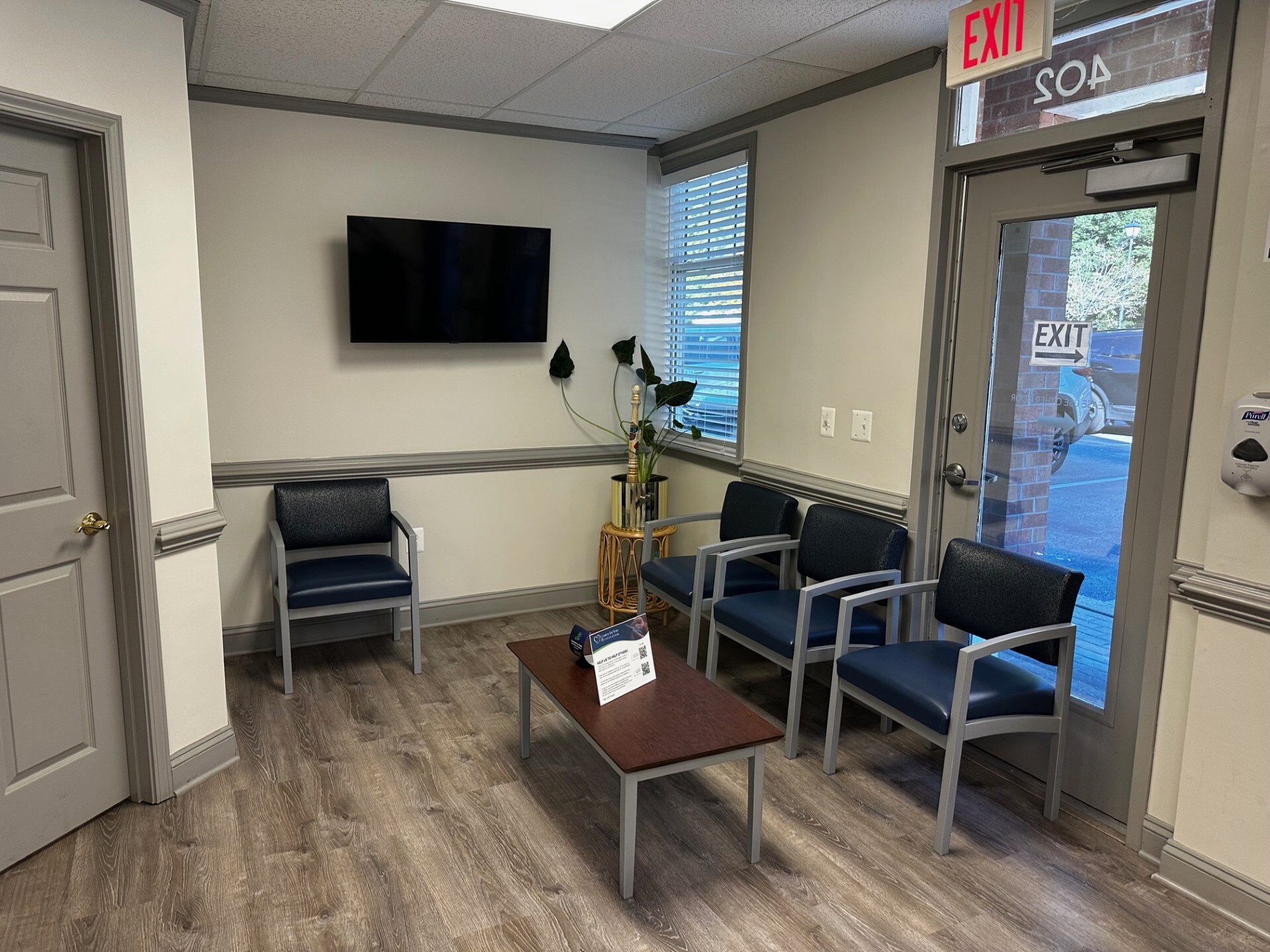 Foto interior de la sede de Prince Frederick, MD de Center for Vein Restoration que muestra la sala de espera