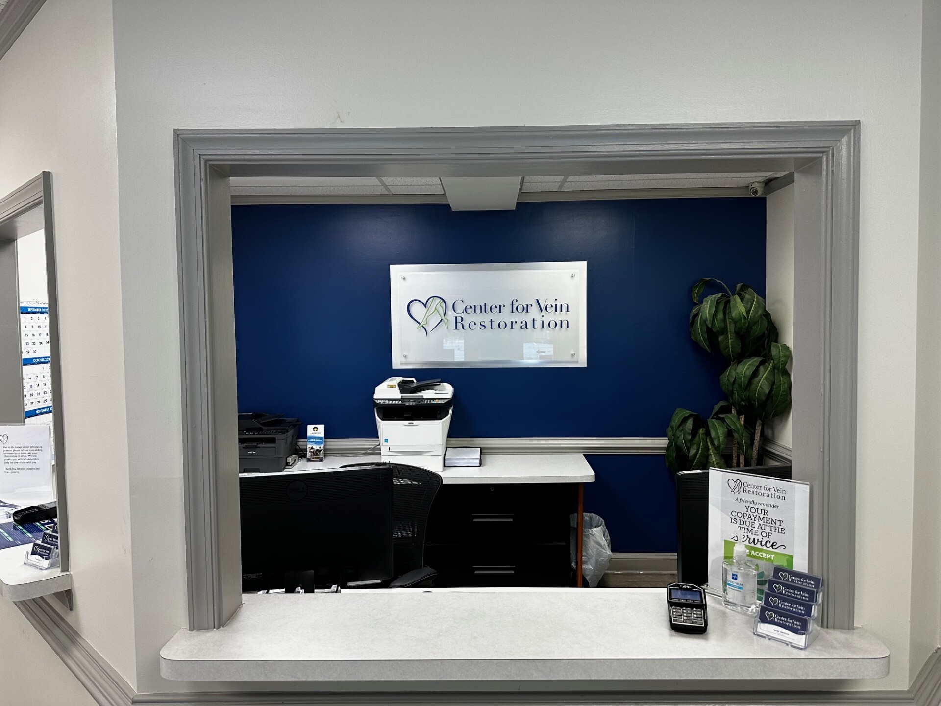 Foto interior de la sede de Prince Frederick, MD de Center for Vein Restoration que muestra la recepción