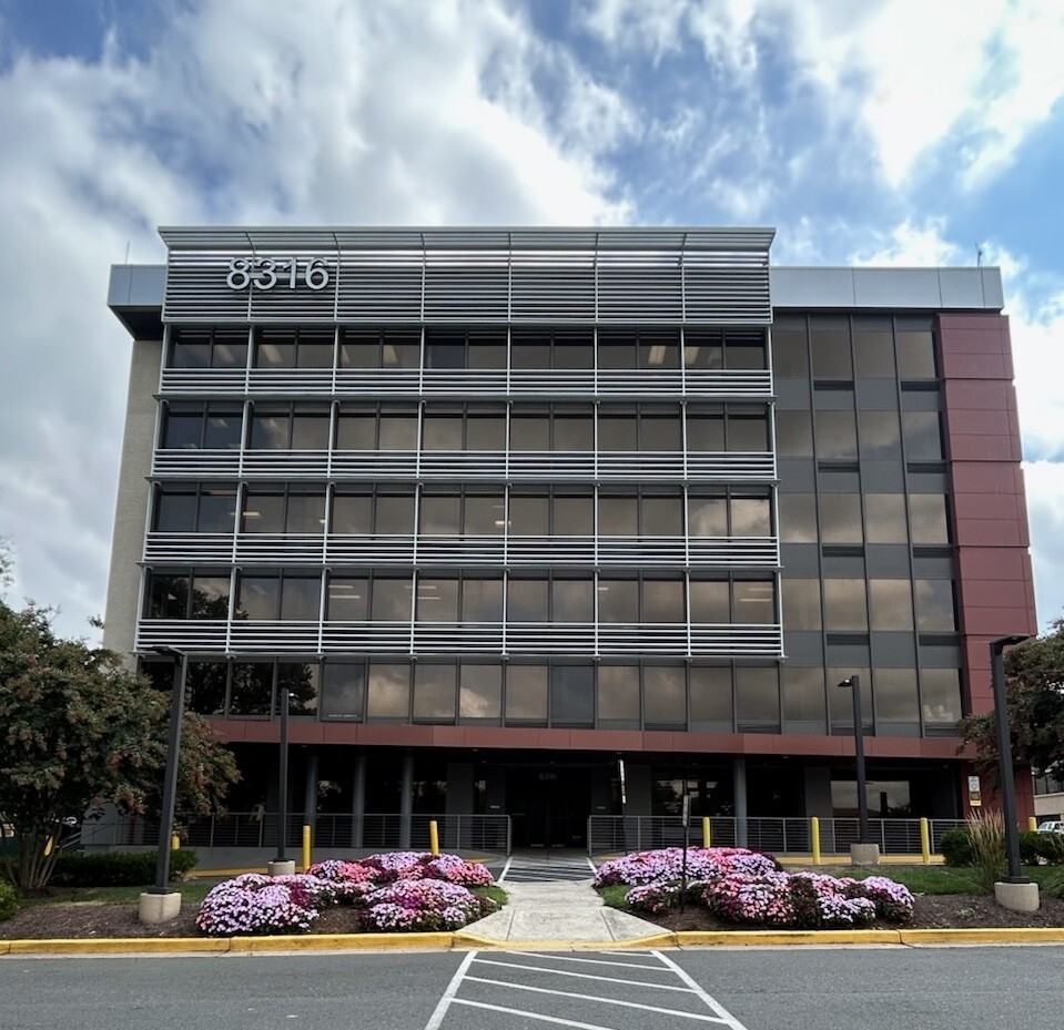 Foto exterior de la ubicación en Purcellville, Virginia, del Center for Vein Restoration que muestra el exterior del edificio.