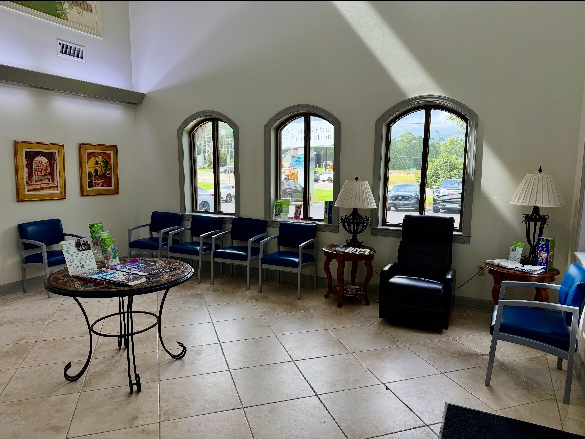 Foto interior de la ubicación en Dothan, Alabama, del Center for Vein Restoration que muestra el área de espera.