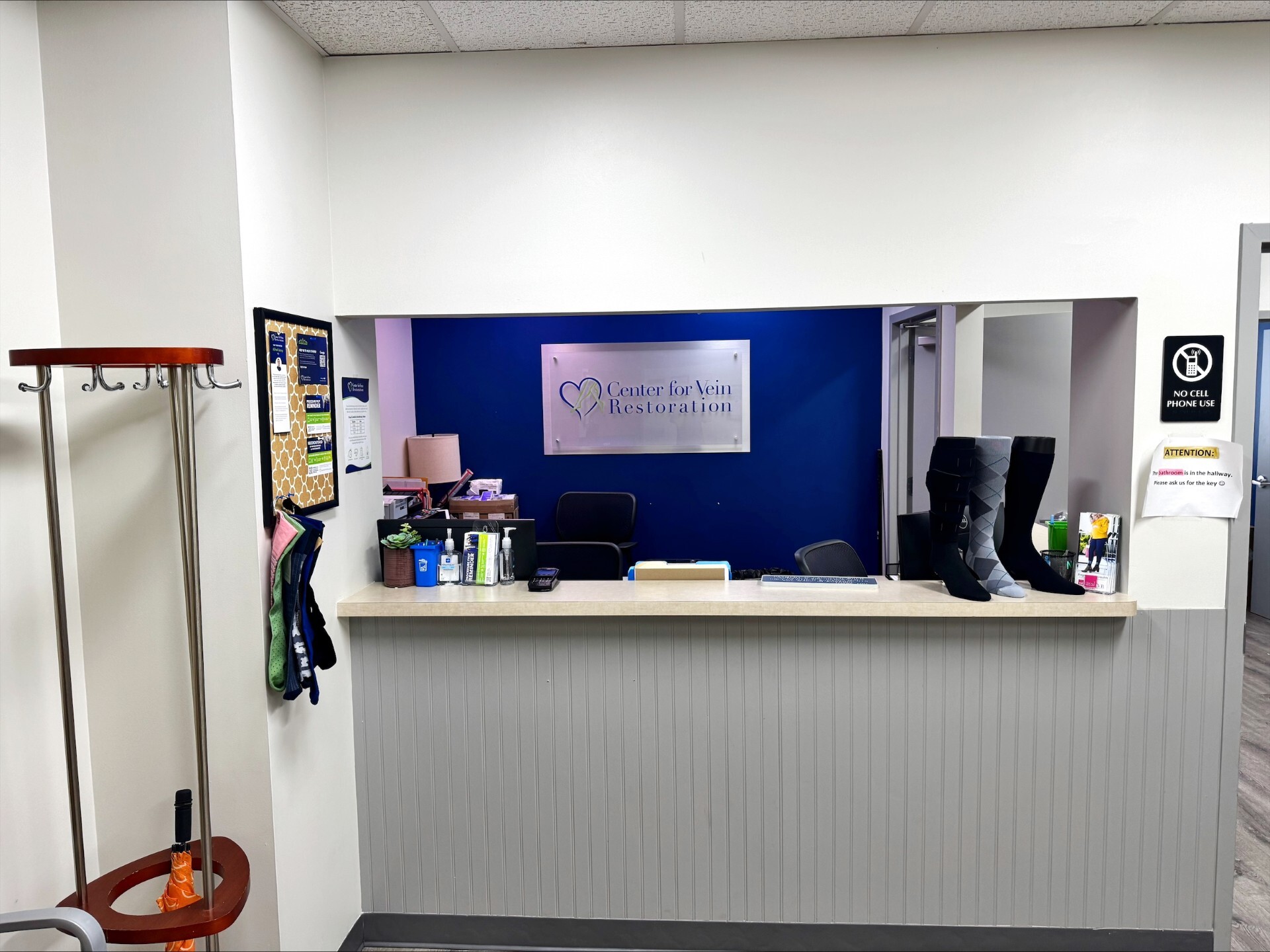 Foto del mostrador de recepción del Center for Vein Restoration en Glen Burnie, Maryland.