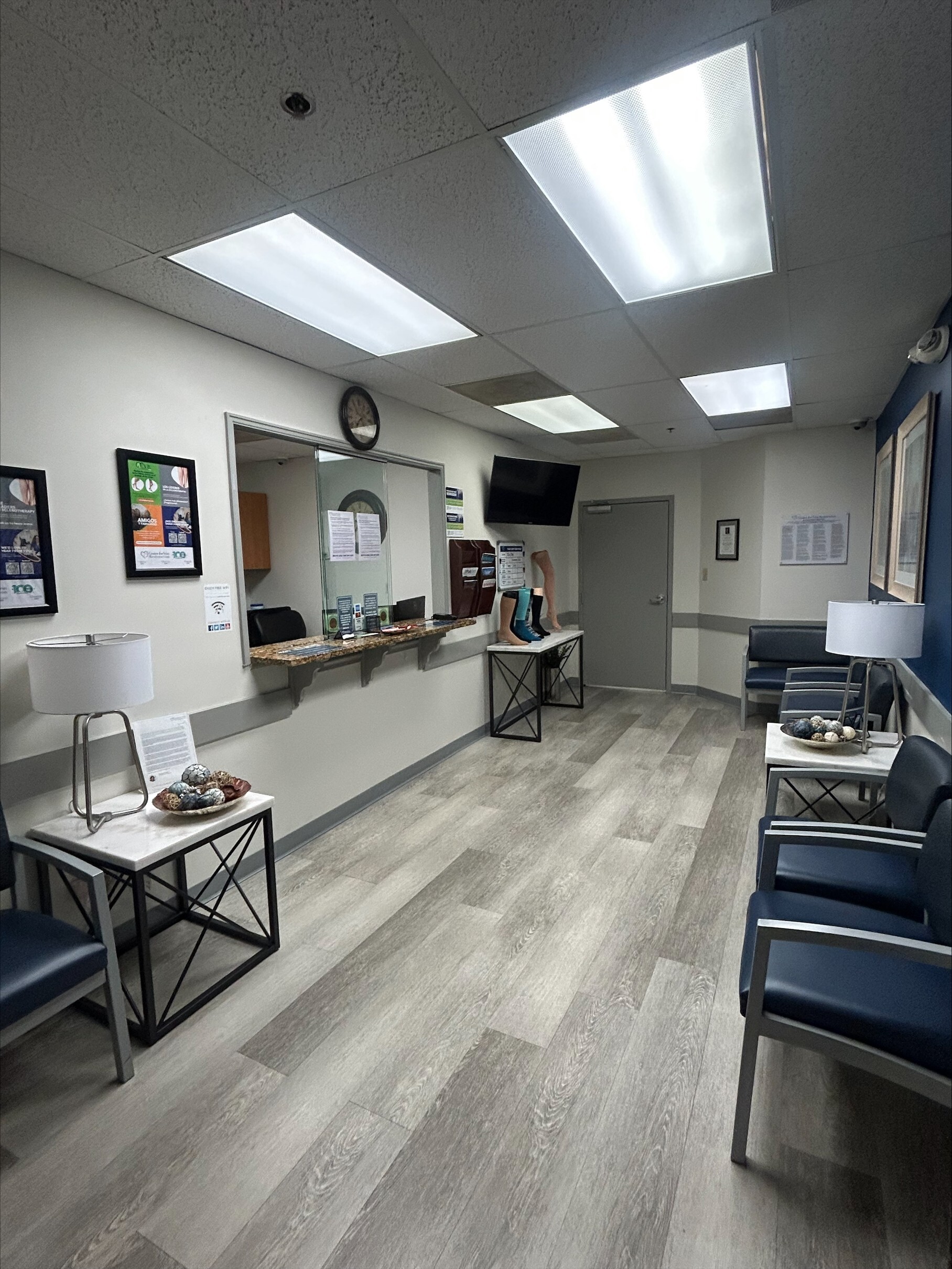 Foto interior de la ubicación en Fairfax, Virginia, del Center for Vein Restoration que muestra el área de espera.