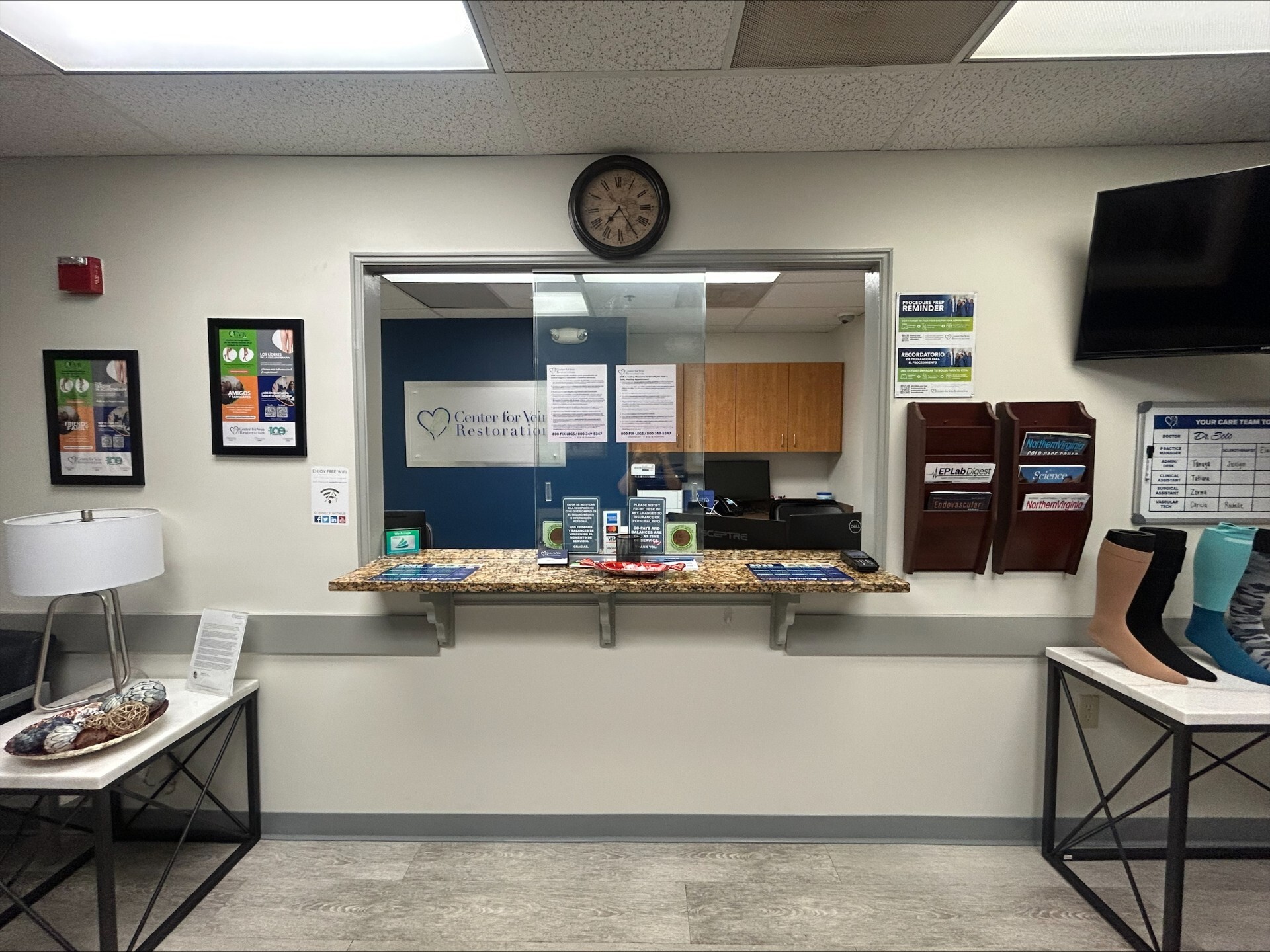 Foto interior de la ubicación en Fairfax, Virginia, del Center for Vein Restoration que muestra el mostrador de recepción.