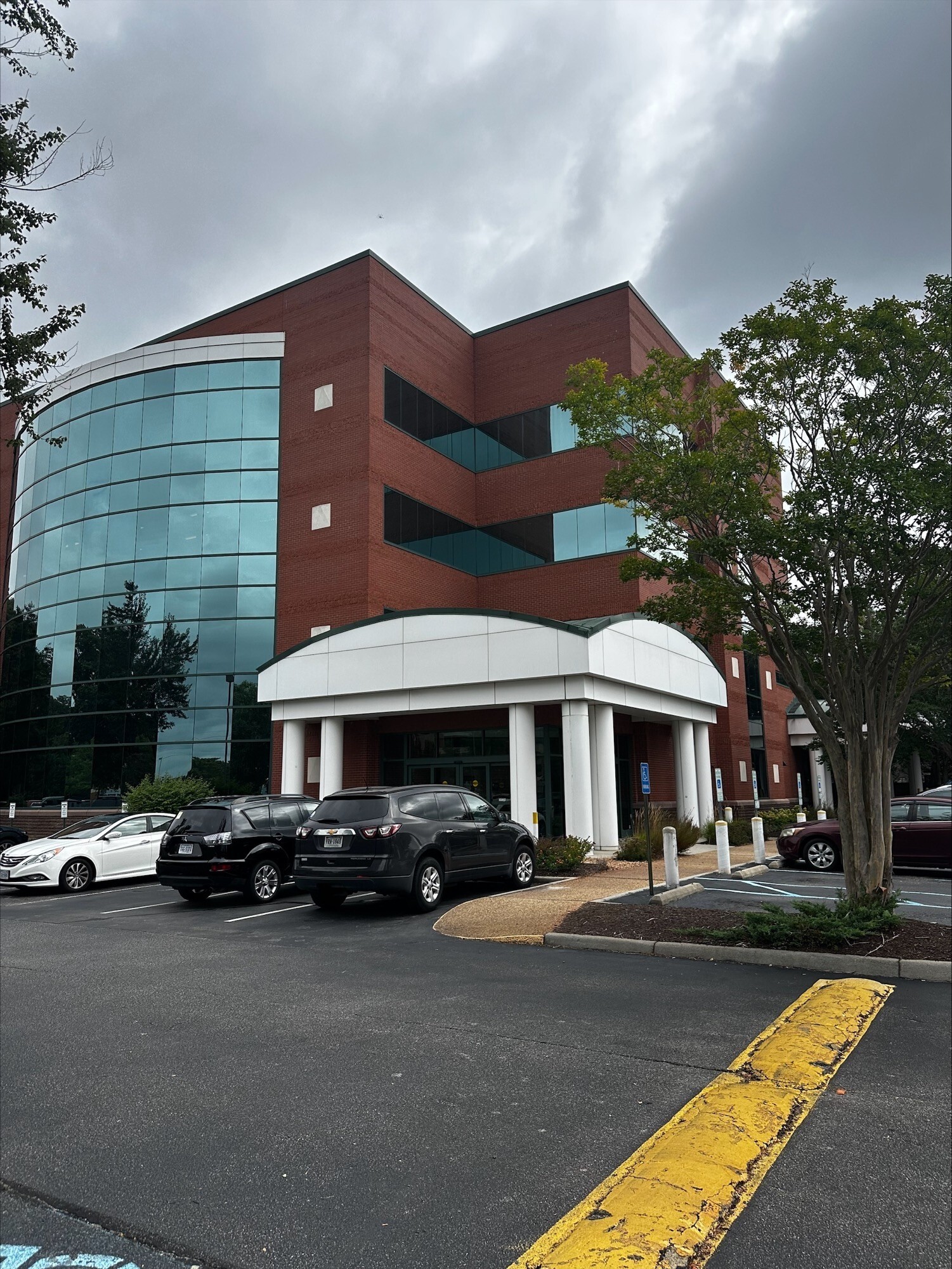 Foto exterior de la ubicación en Virginia Beach, Virginia, del Center for Vein Restoration que muestra el exterior del edificio.