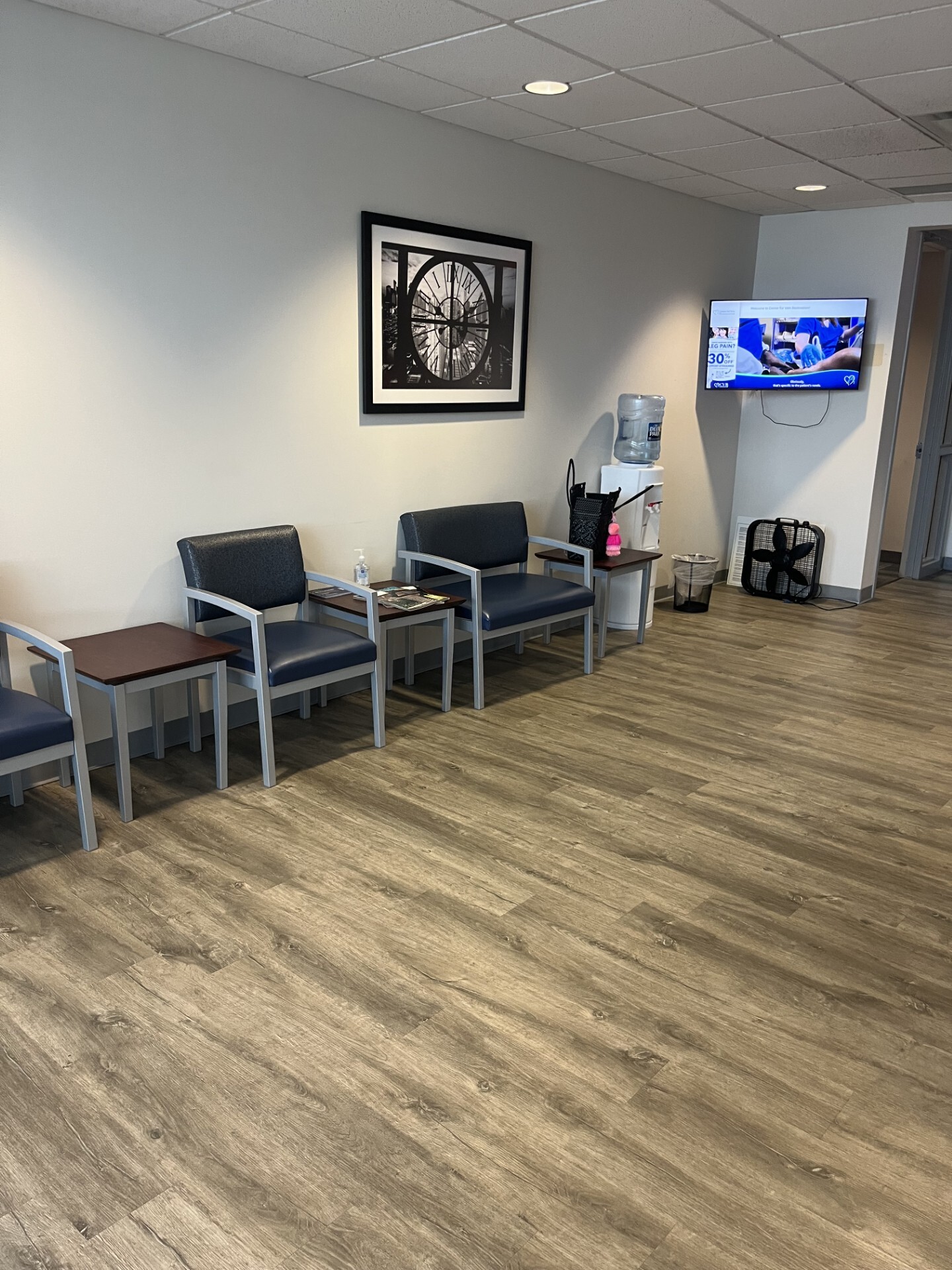 Foto del área de espera del Center for Vein Restoration en Wayne, Pensilvania.