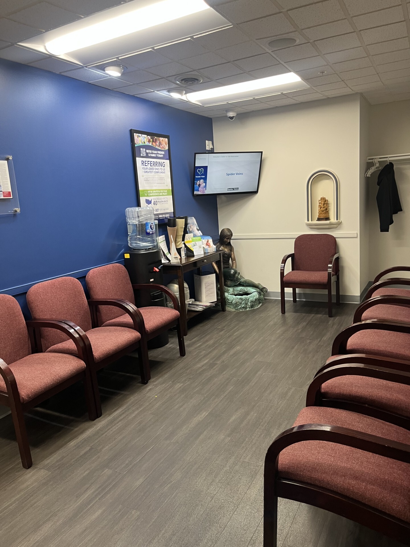 Foto interior de la ubicación en King of Prussia, Pennsylvania, del Center for Vein Restoration que muestra el área de espera.