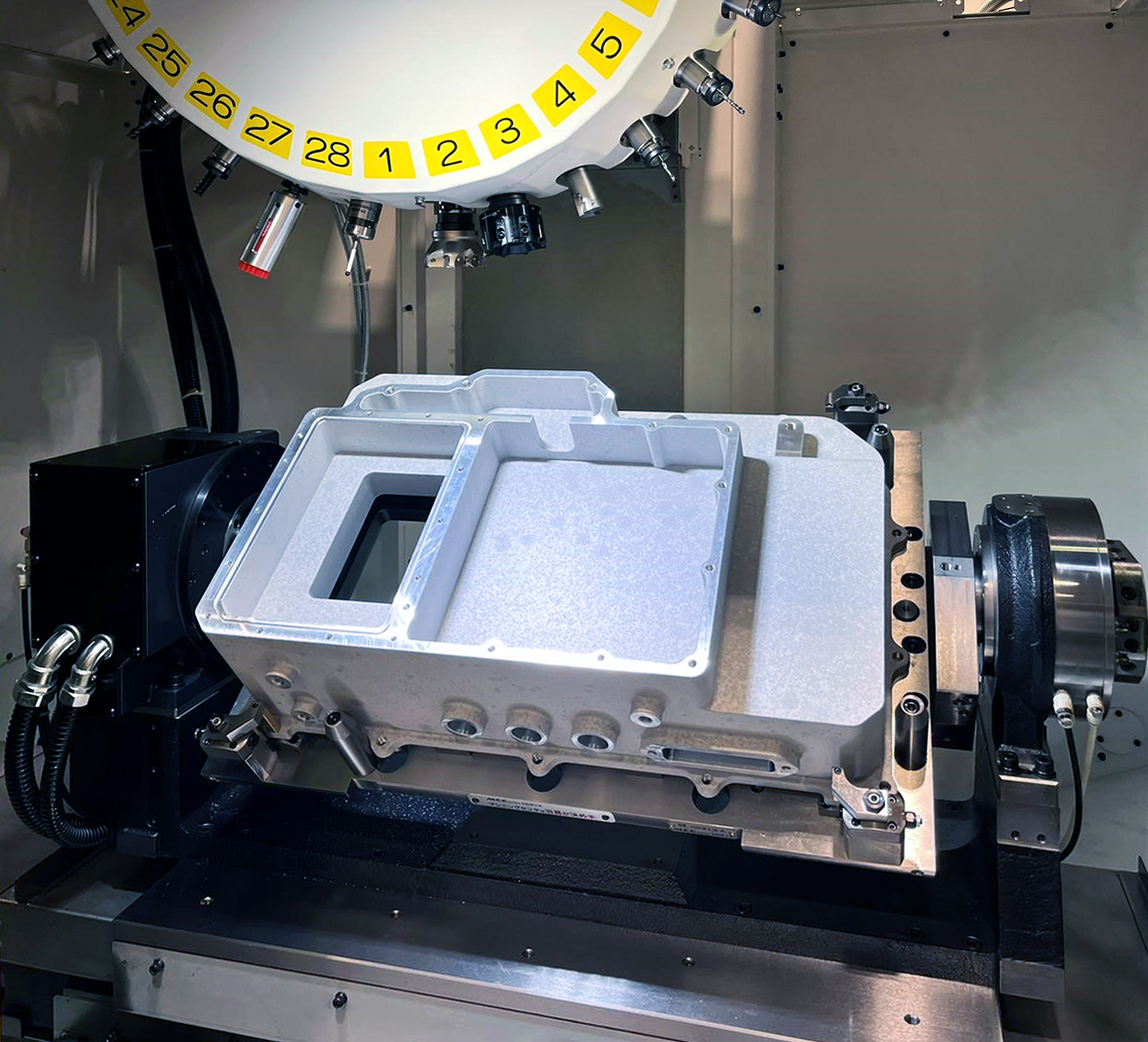 ROBODRILL α D28 Li B5 ADV Plus Y500 with large workpiece